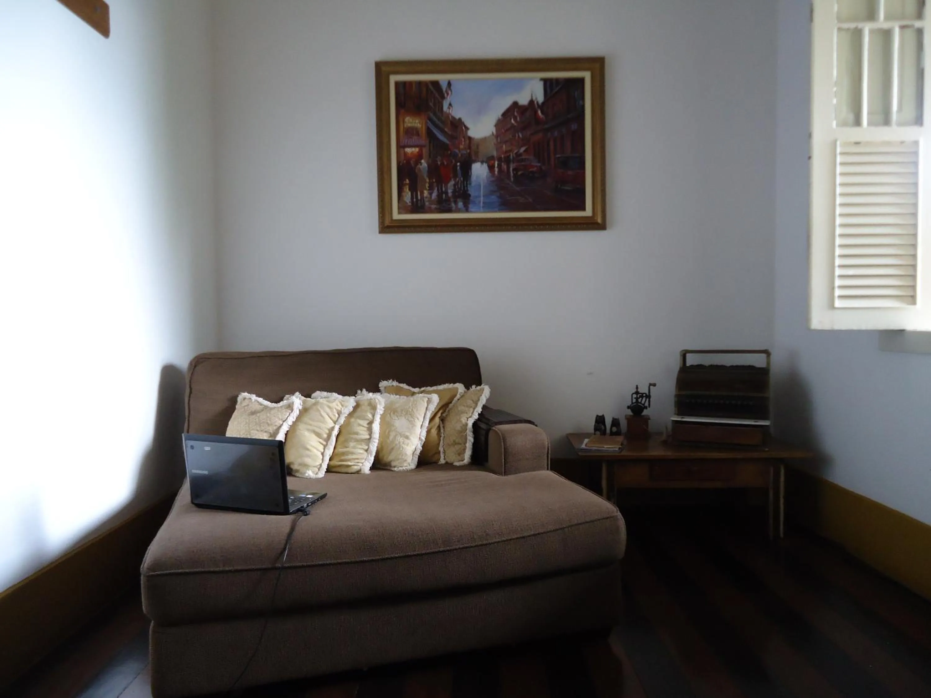 Communal lounge/ TV room in Casa Caminho do Corcovado - Pet friendly