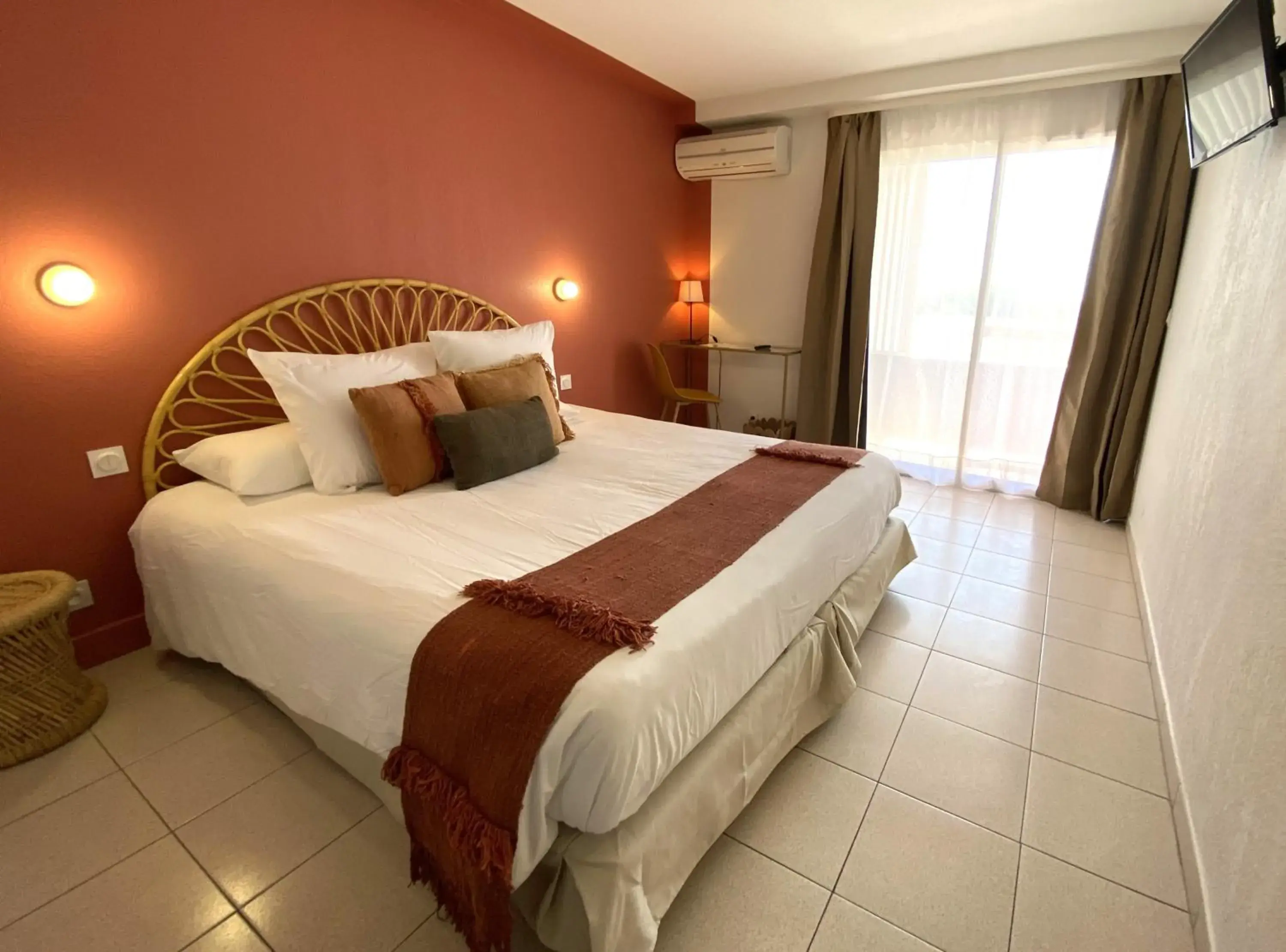 Classic double room (king-size Bed or twins) with balcony and street view in Hôtel Bellevue Cap d'Agde Classic double room (king-size Bed or twins) with balcony and street view in Hôtel Bellevue Cap d'Agde