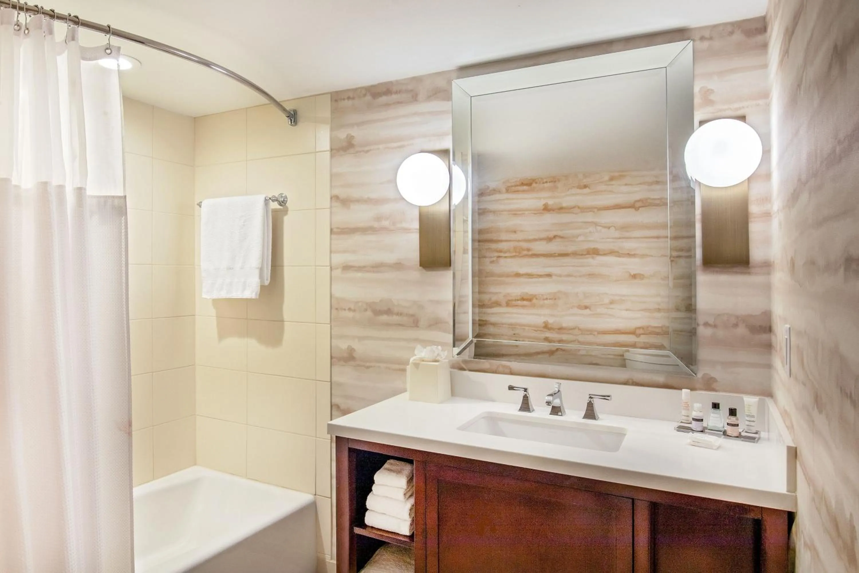 Bathroom in Peoria Marriott Pere Marquette