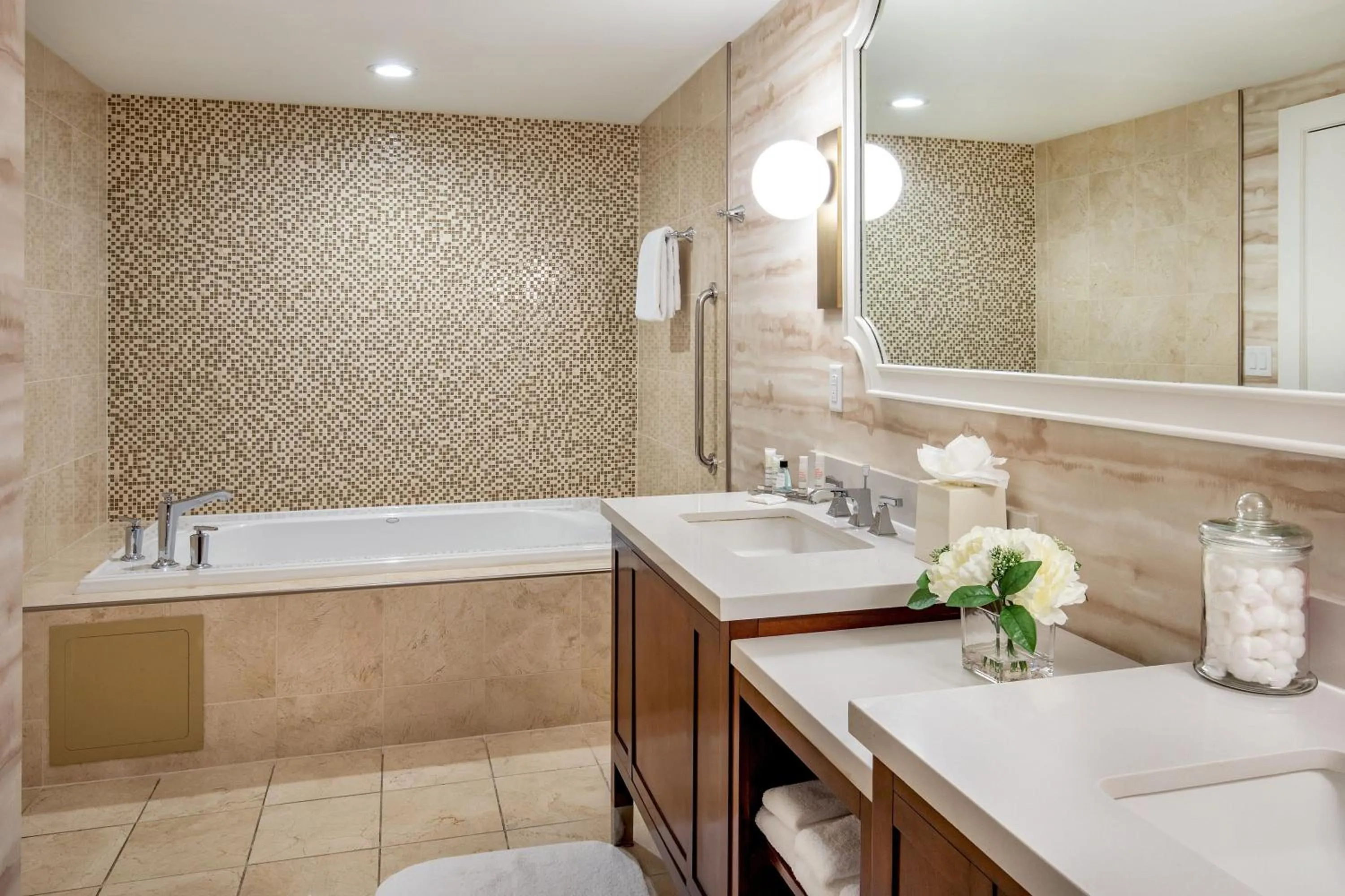 Bathroom in Peoria Marriott Pere Marquette