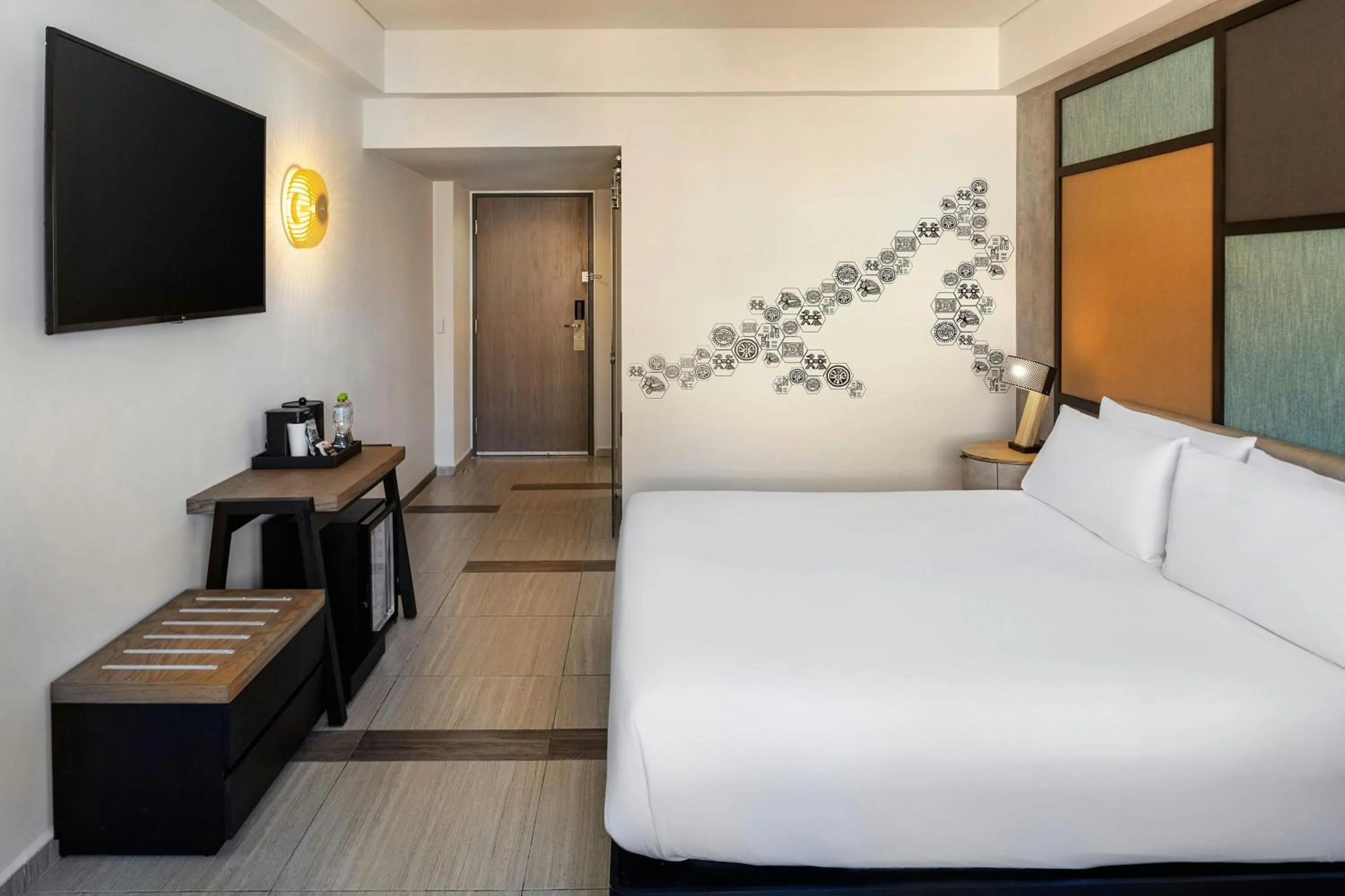 Photo of the whole room, Bed in Aloft Cancun