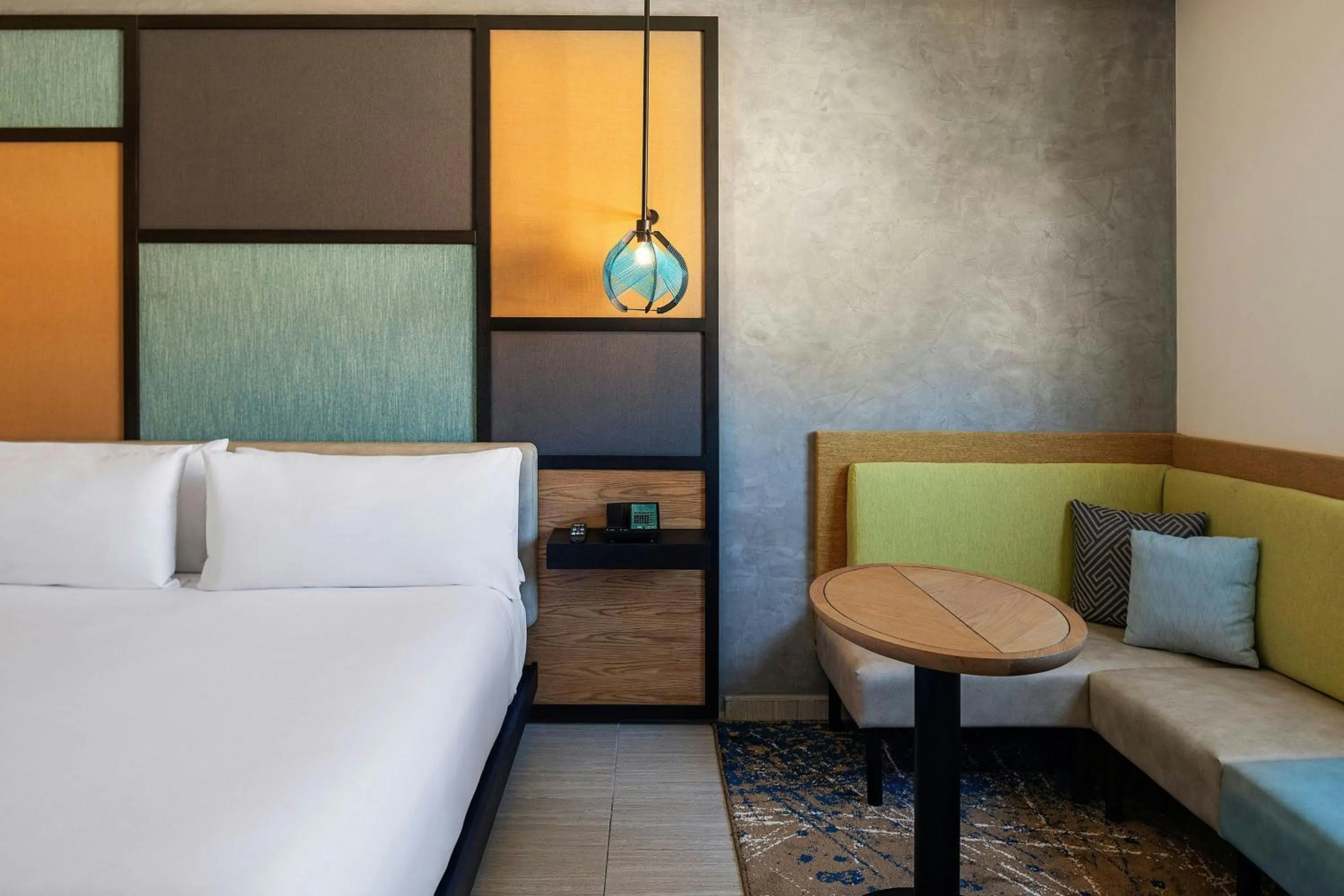 Photo of the whole room, Bed in Aloft Cancun