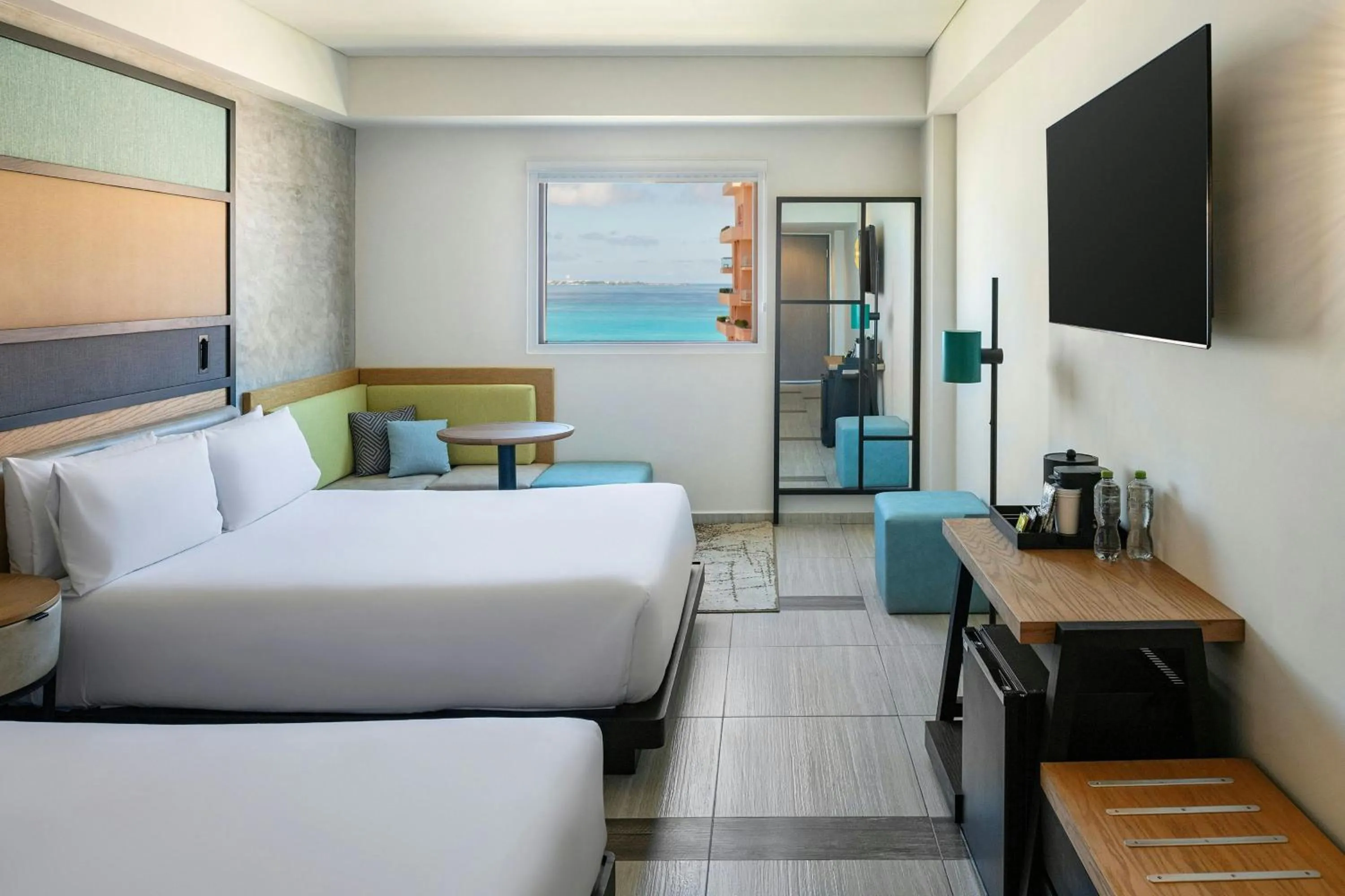Photo of the whole room, Bed in Aloft Cancun