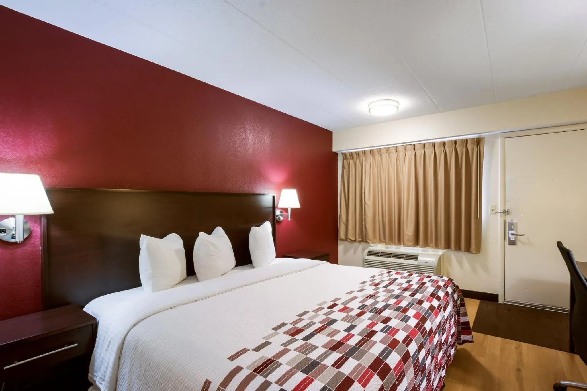 Bedroom, Bed in Red Roof Inn Kalamazoo East – Expo Center