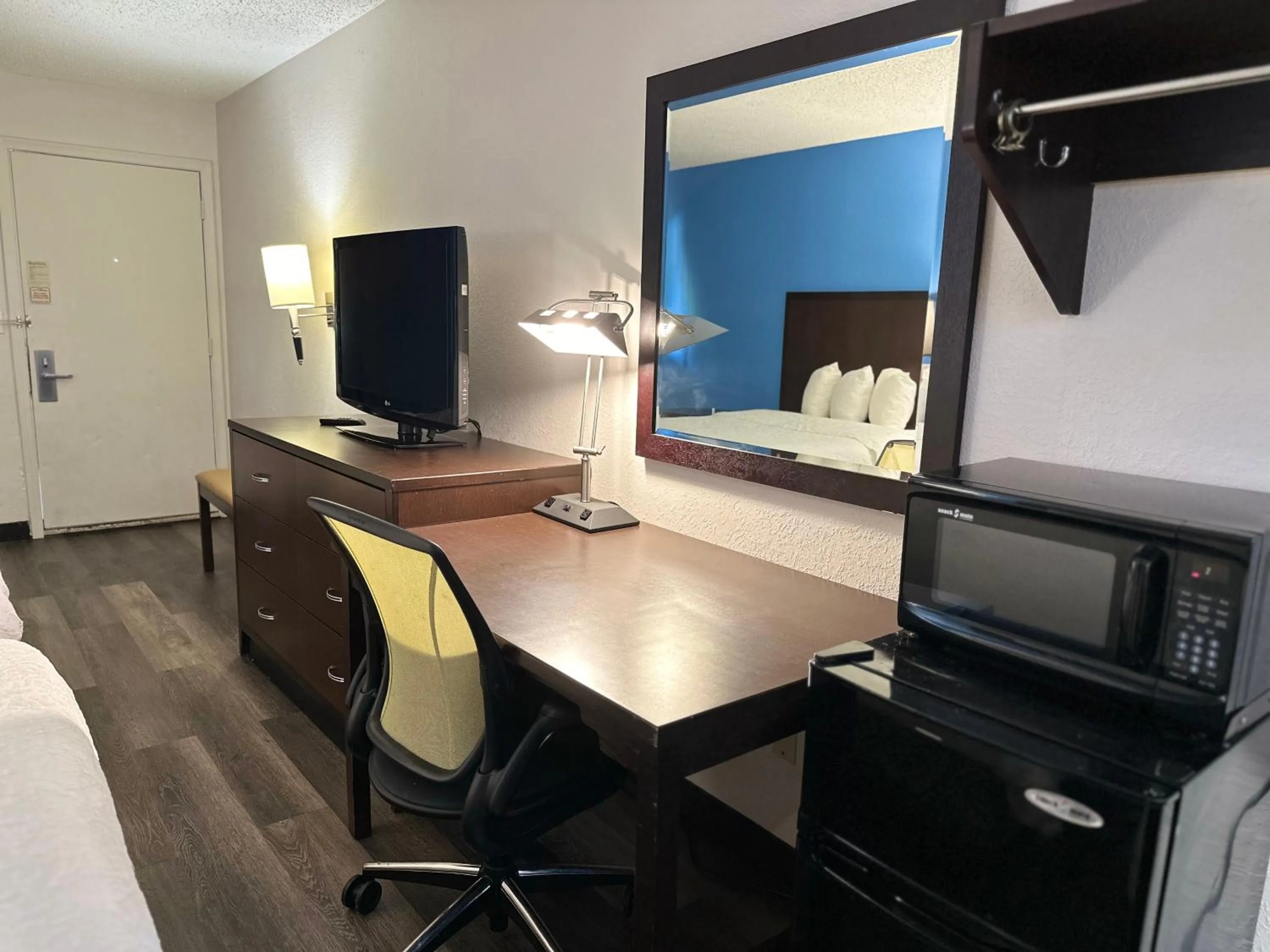 TV and multimedia, Bed in American Inn & Suites Bishop Airport Flint