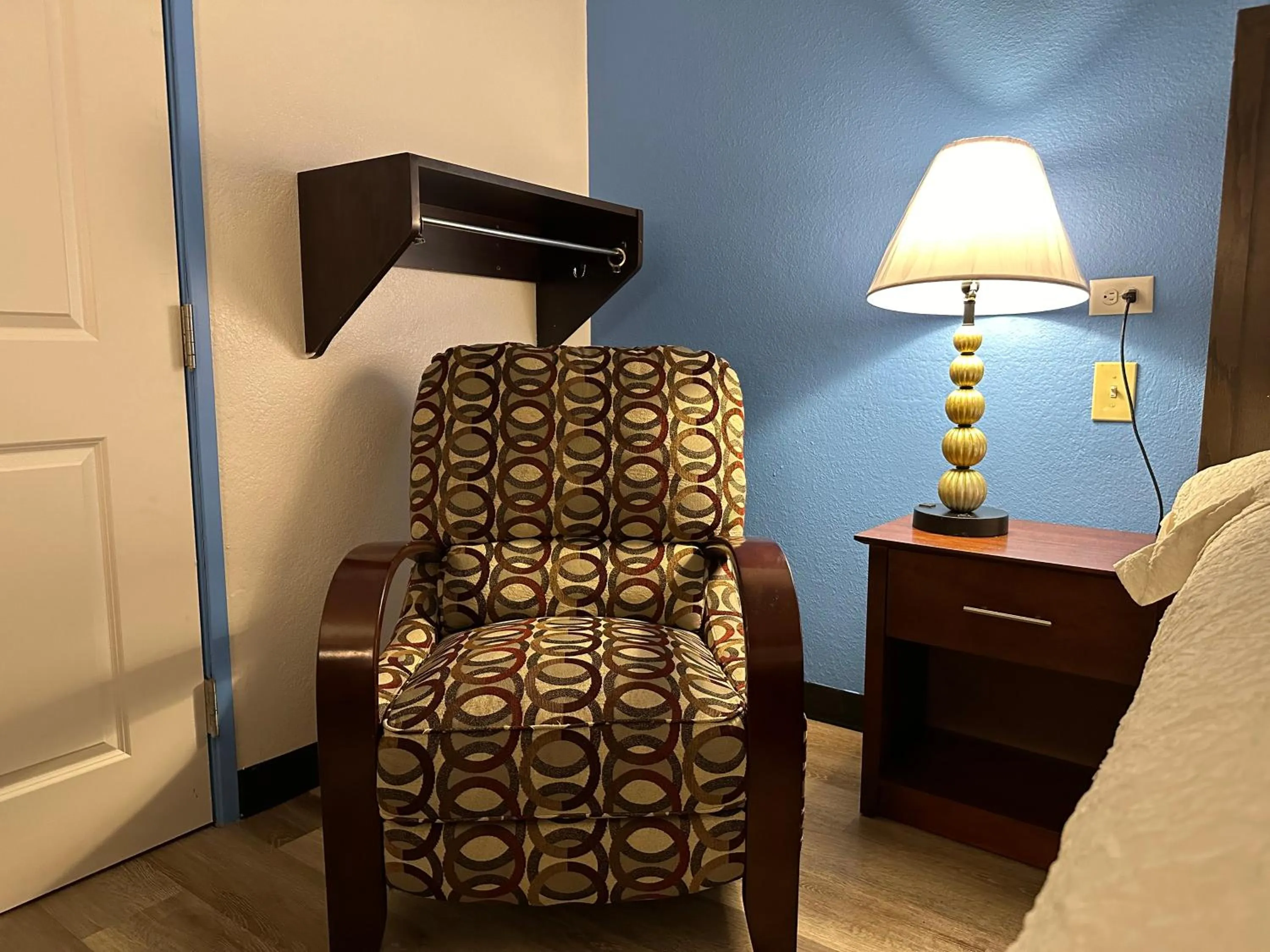 Seating area, Bed in American Inn & Suites Bishop Airport Flint