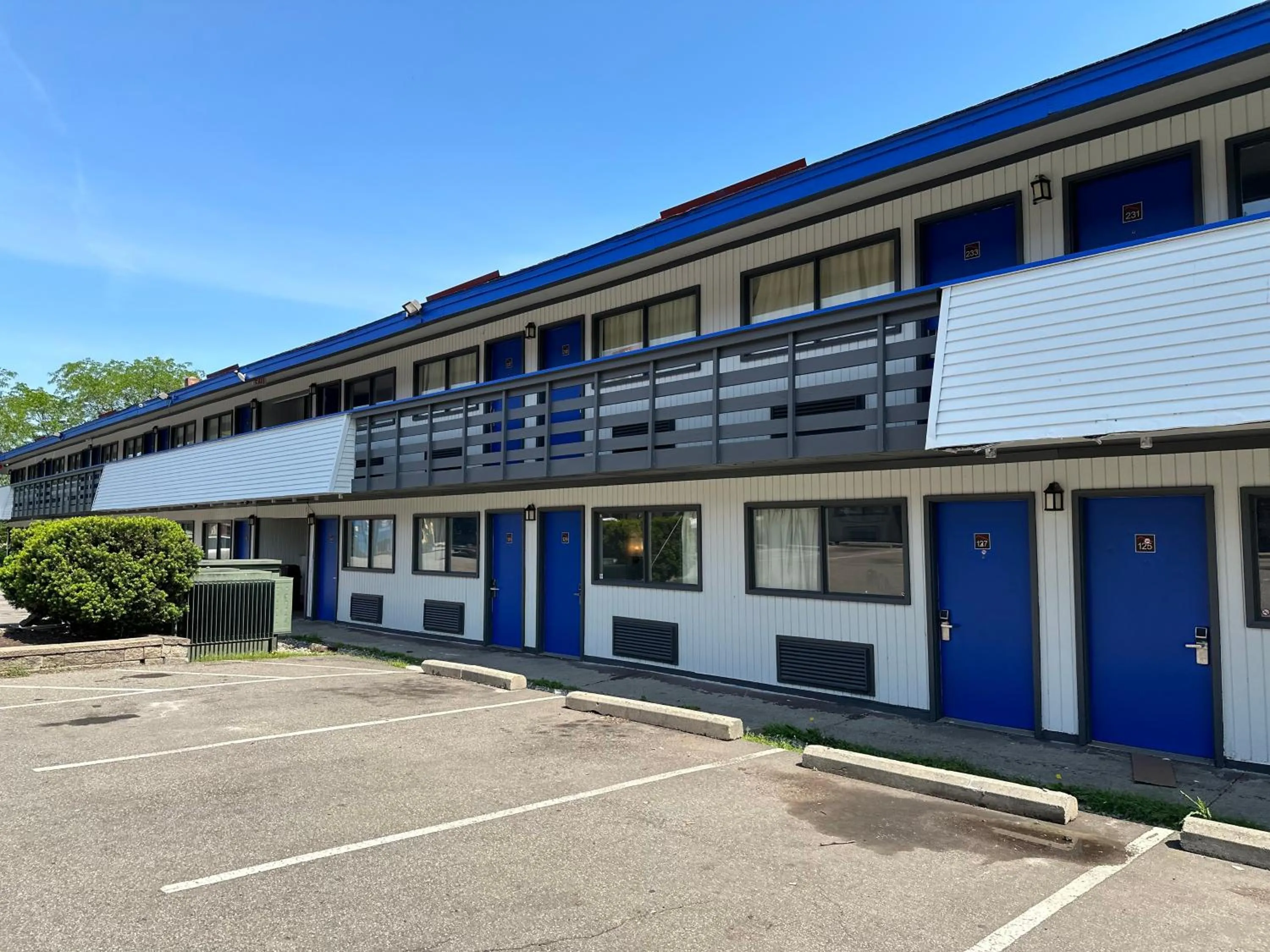 Property building in American Inn & Suites Bishop Airport Flint