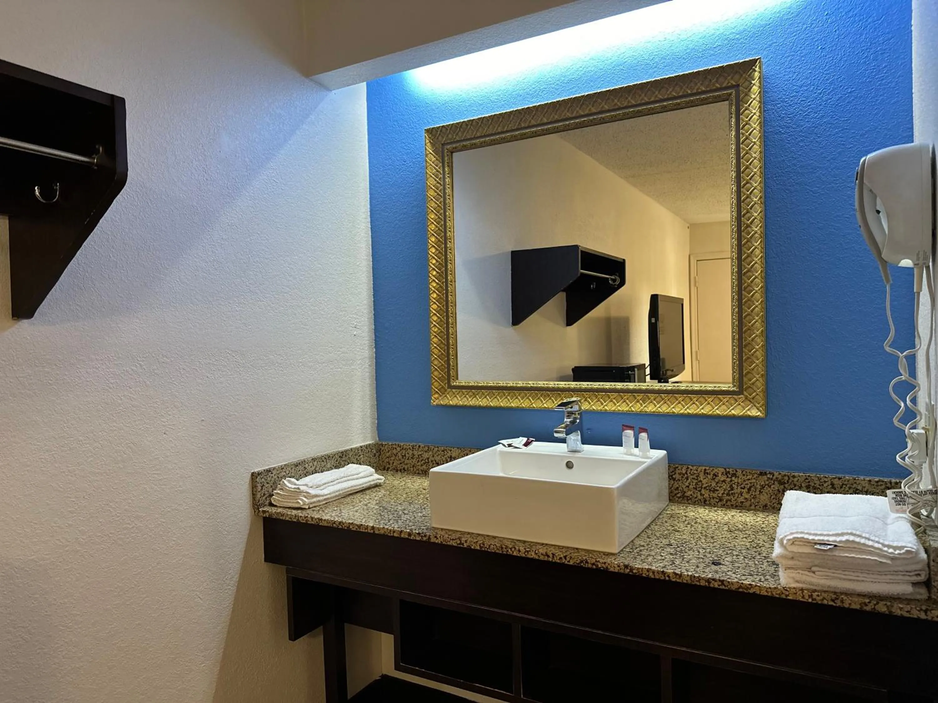 Bathroom in American Inn & Suites Bishop Airport Flint