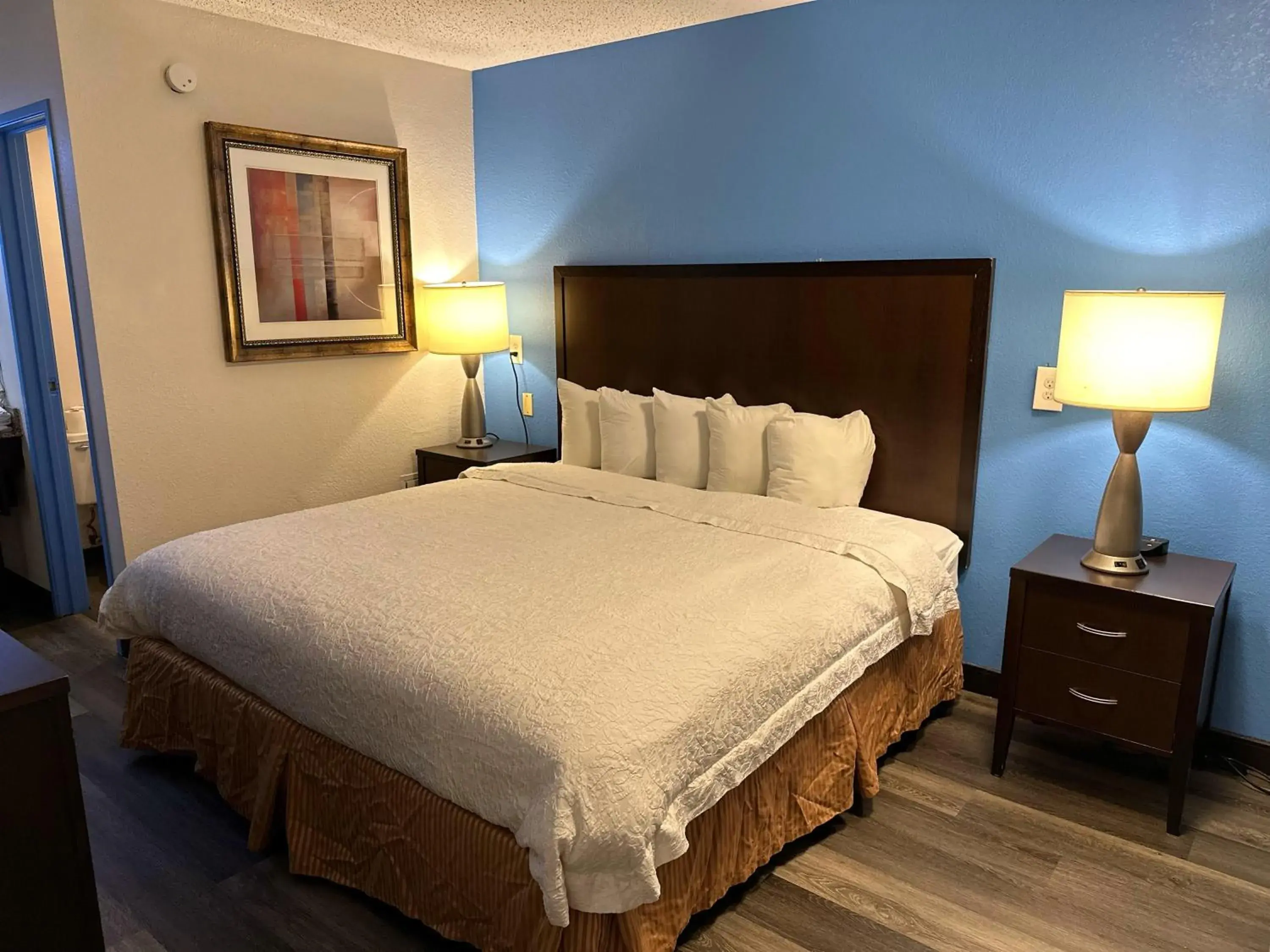 Standard King Room Non-Smoking in American Inn & Suites Bishop Airport Flint Standard King Room Non-Smoking in American Inn & Suites Bishop Airport Flint