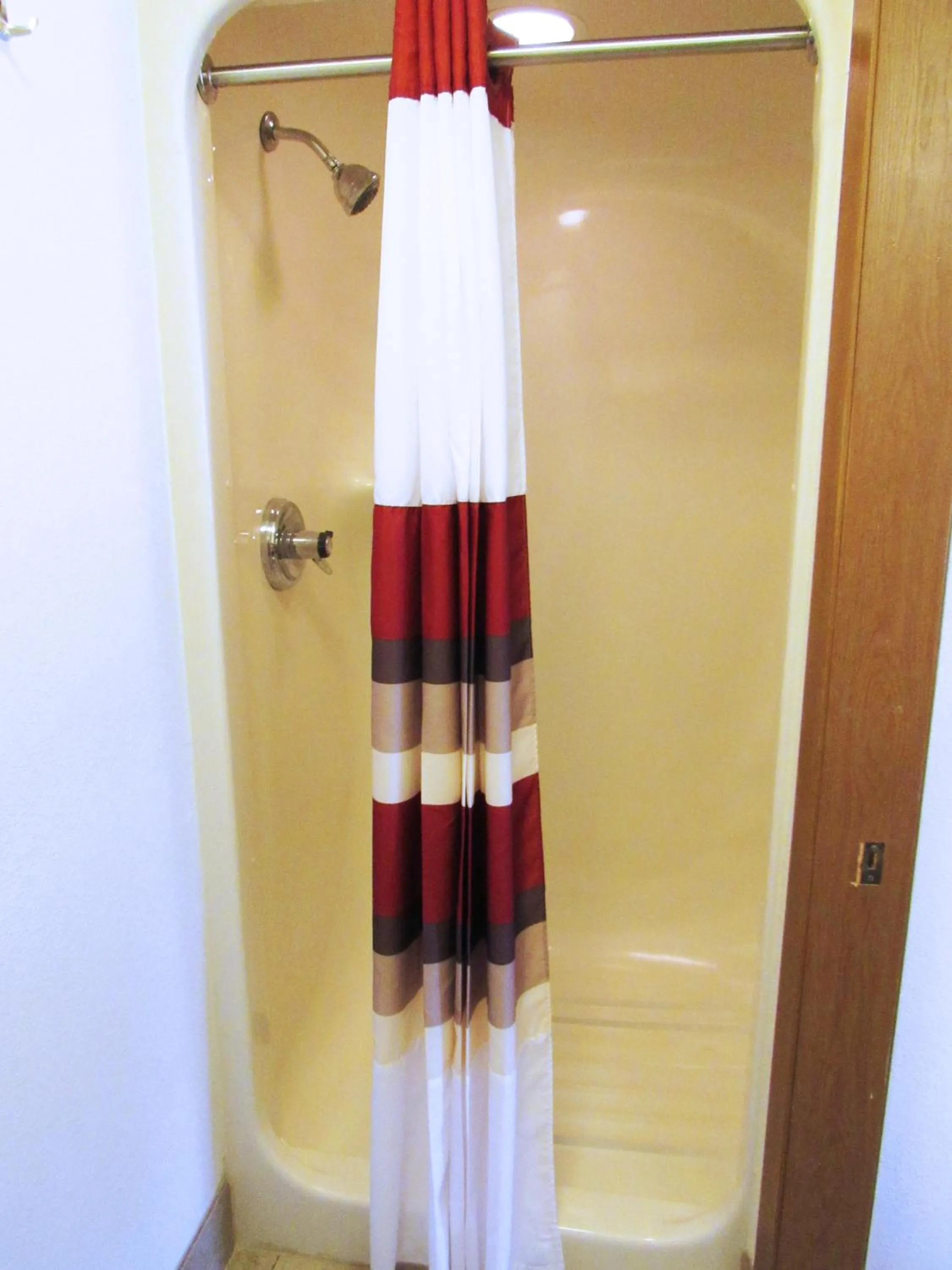 Bathroom in Red Roof Inn Fargo - I-94/Medical Center