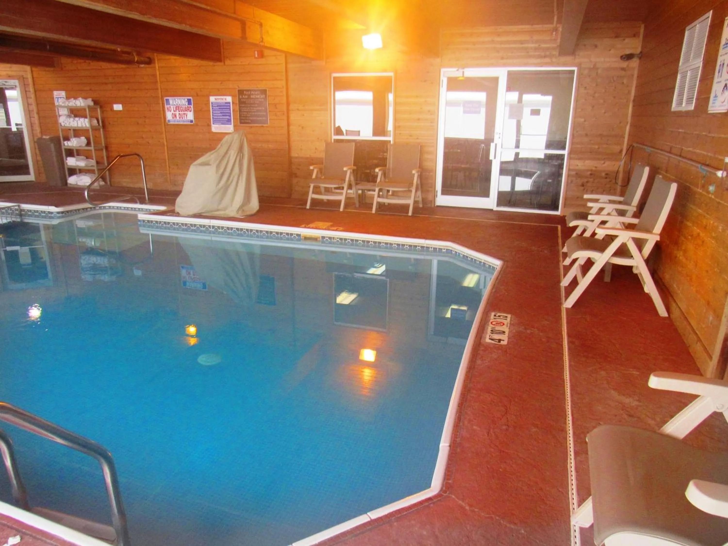 Swimming pool in Red Roof Inn Fargo - I-94/Medical Center