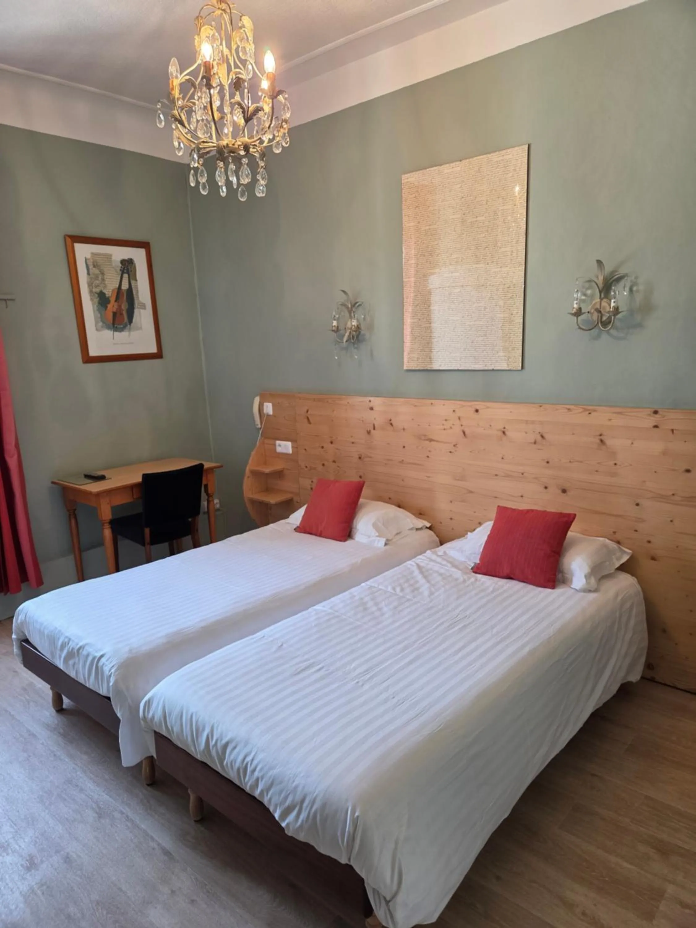 Bed in Hostellerie du Parc