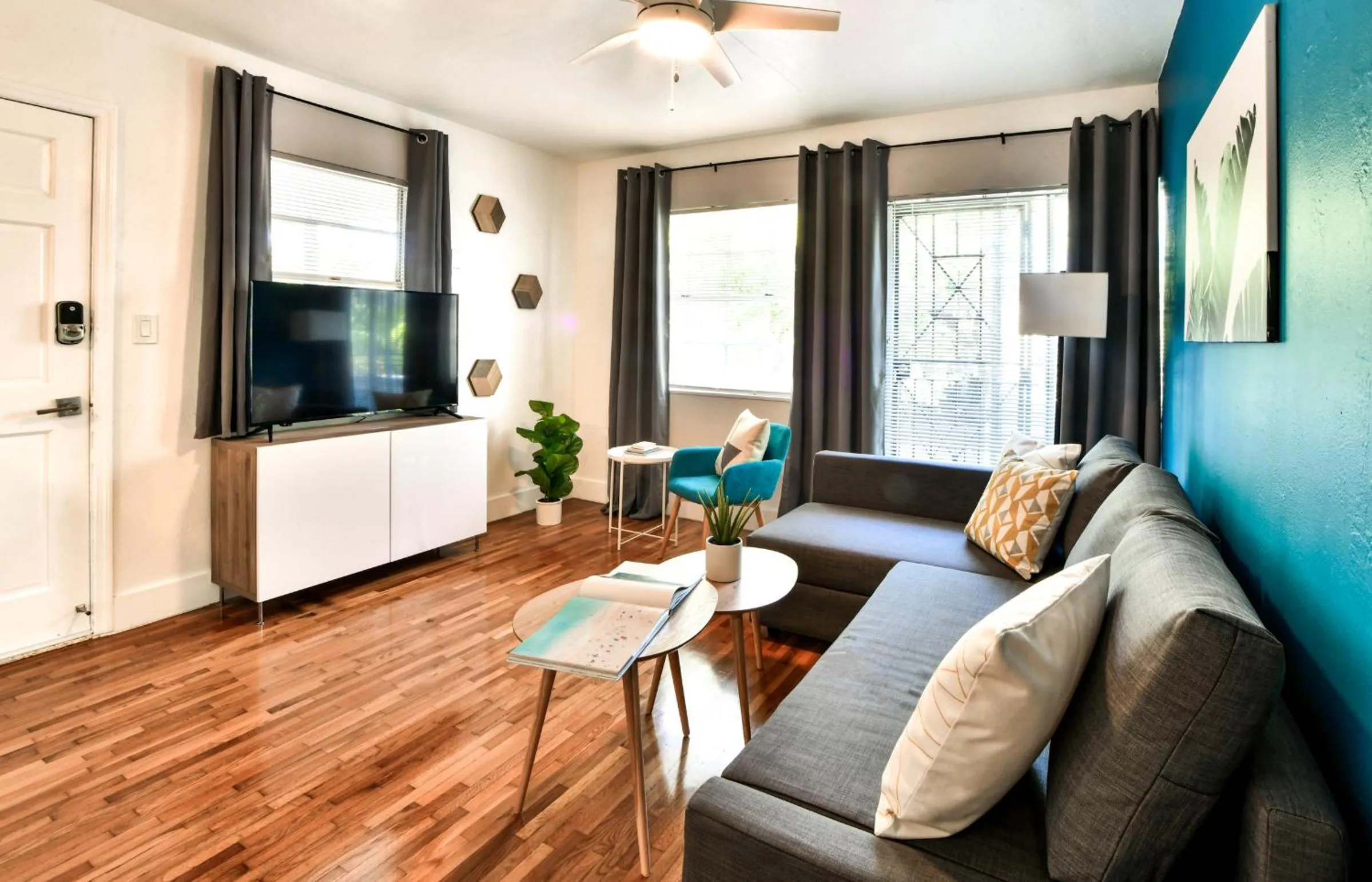 TV and multimedia in Broadwaysuites Downtown By RocketStay