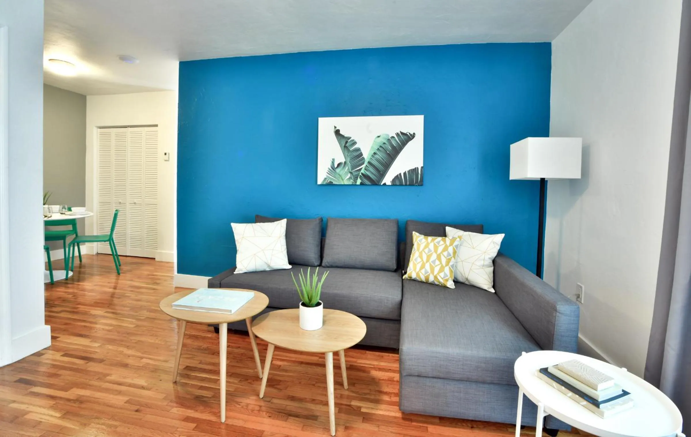 Living room in Broadwaysuites Downtown By RocketStay