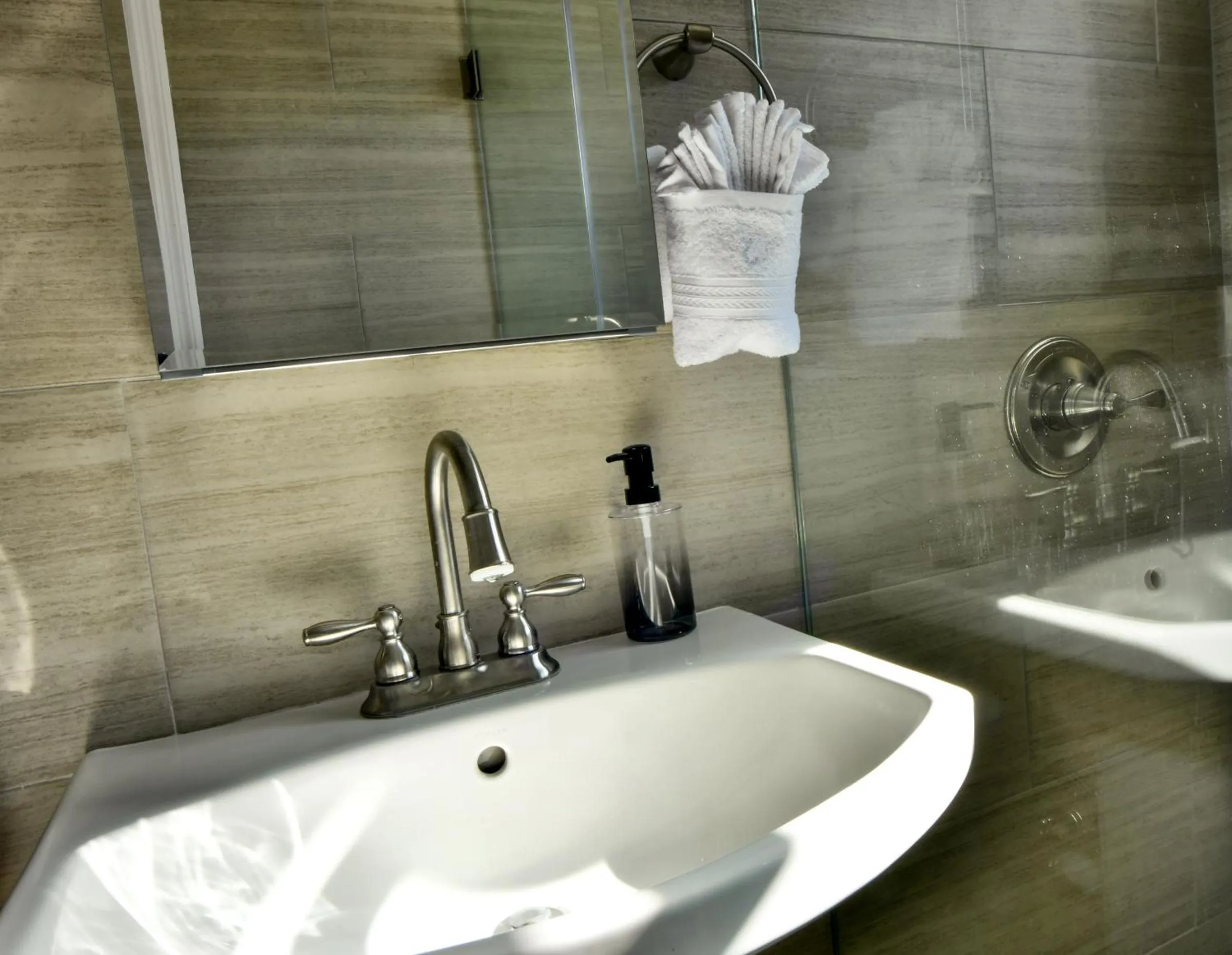 Bathroom in Broadwaysuites Downtown By RocketStay