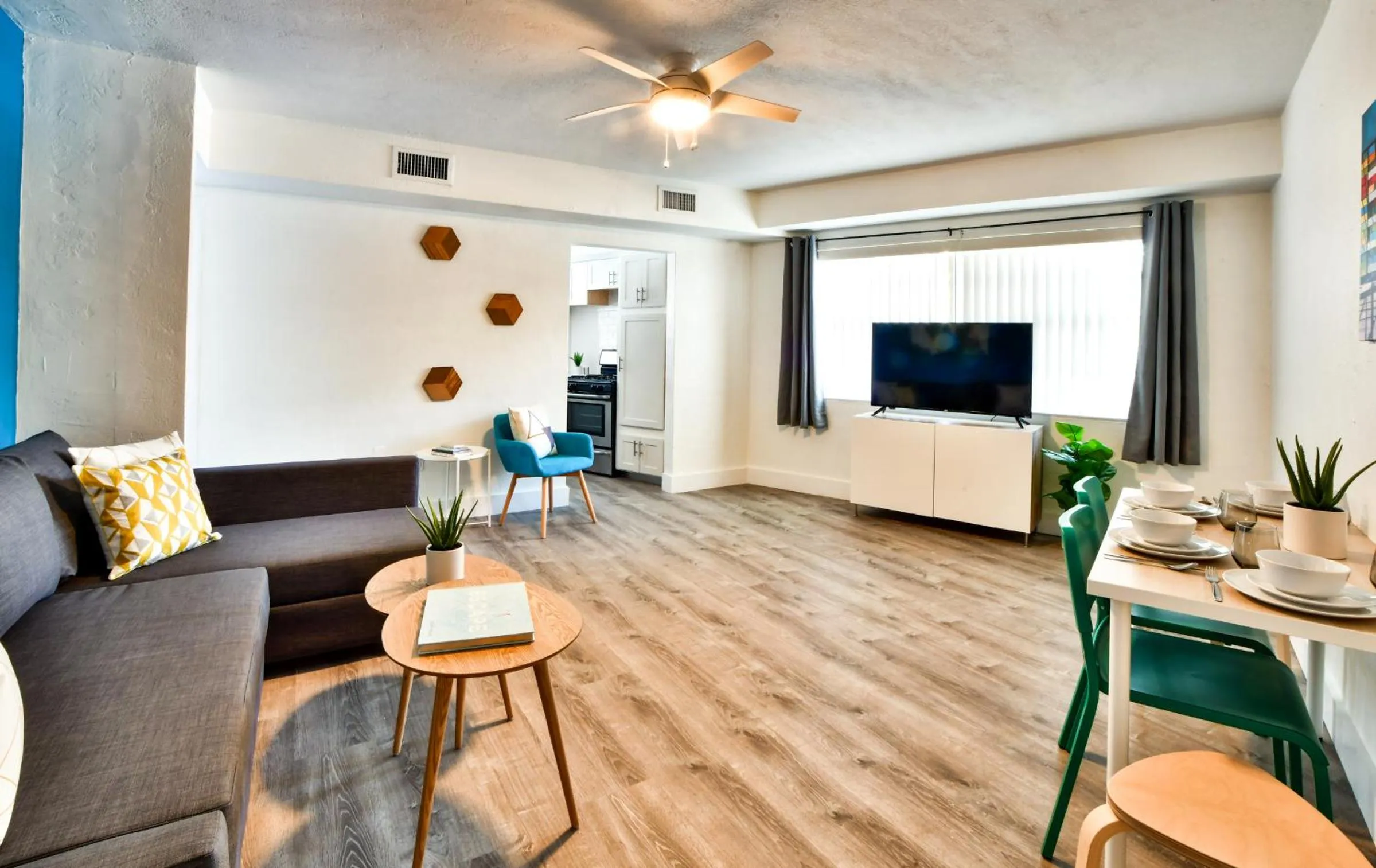TV and multimedia in Broadwaysuites Downtown By RocketStay