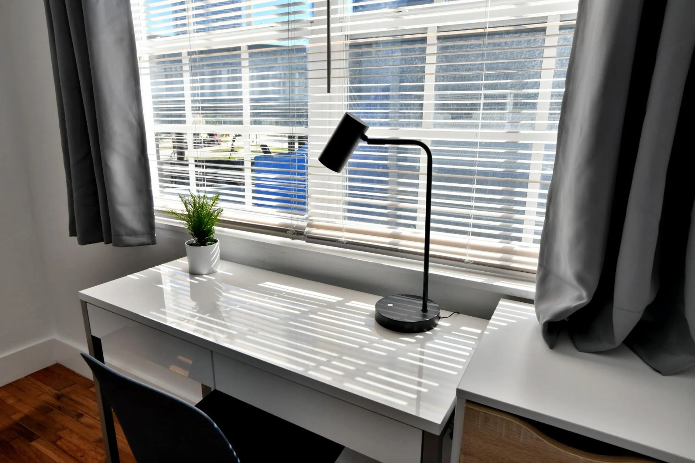 Seating area in Broadwaysuites Downtown By RocketStay