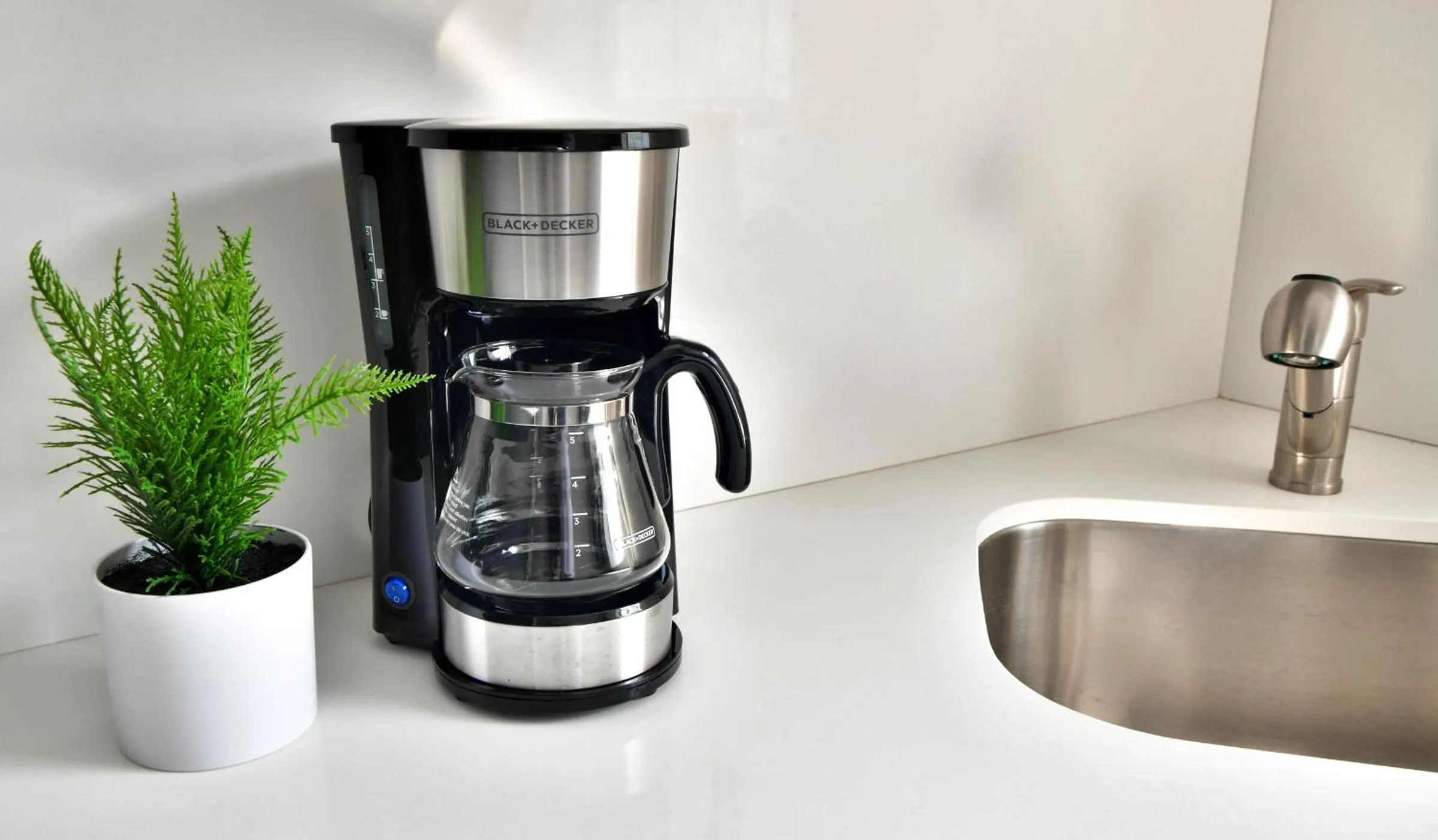 Coffee/tea facilities in Broadwaysuites Downtown By RocketStay