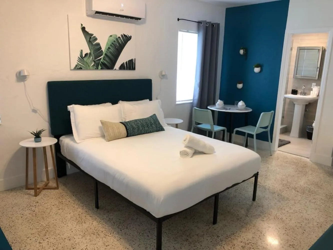 Bed in Broadwaysuites Downtown By RocketStay