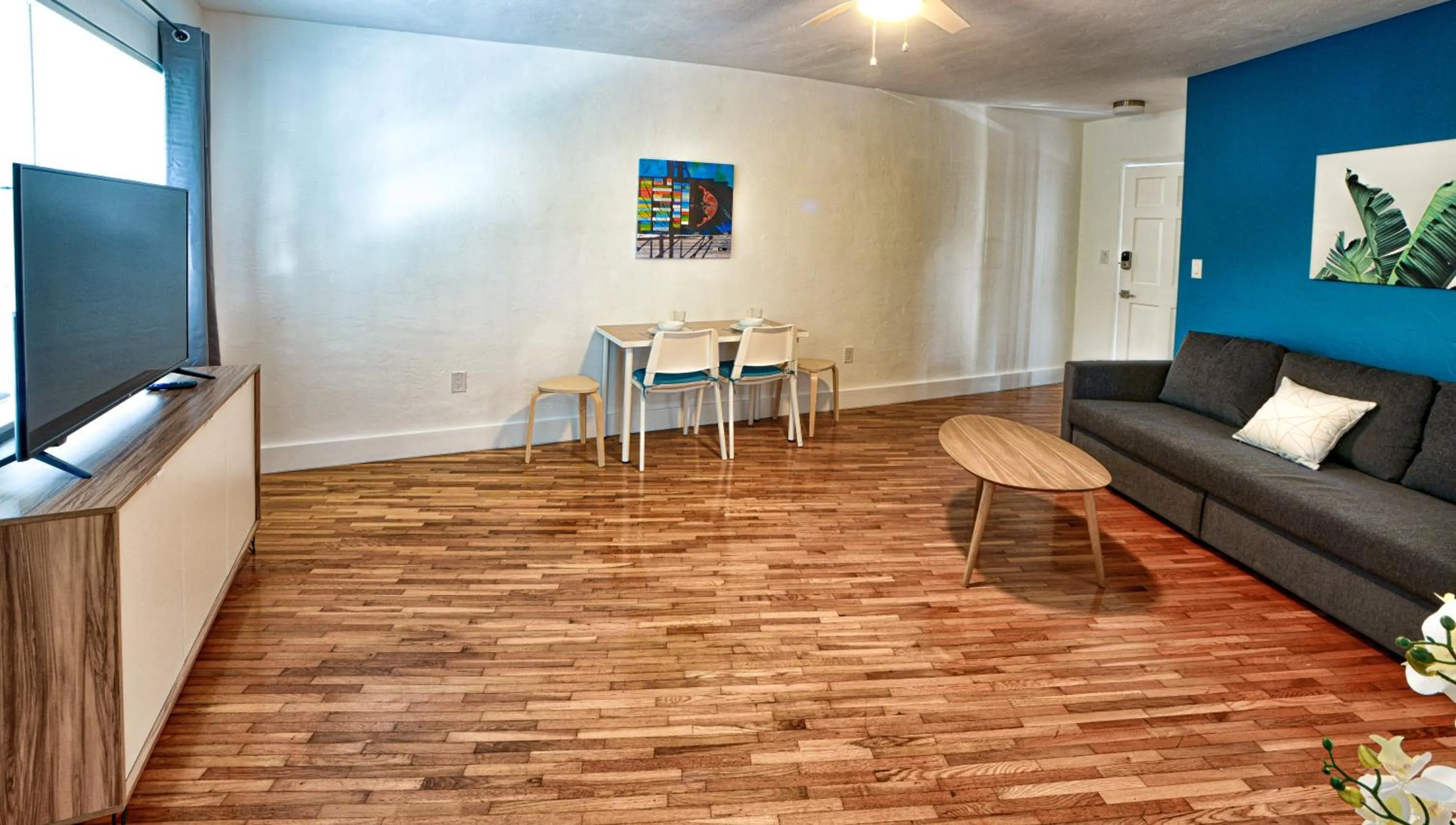 TV and multimedia in Broadwaysuites Downtown By RocketStay