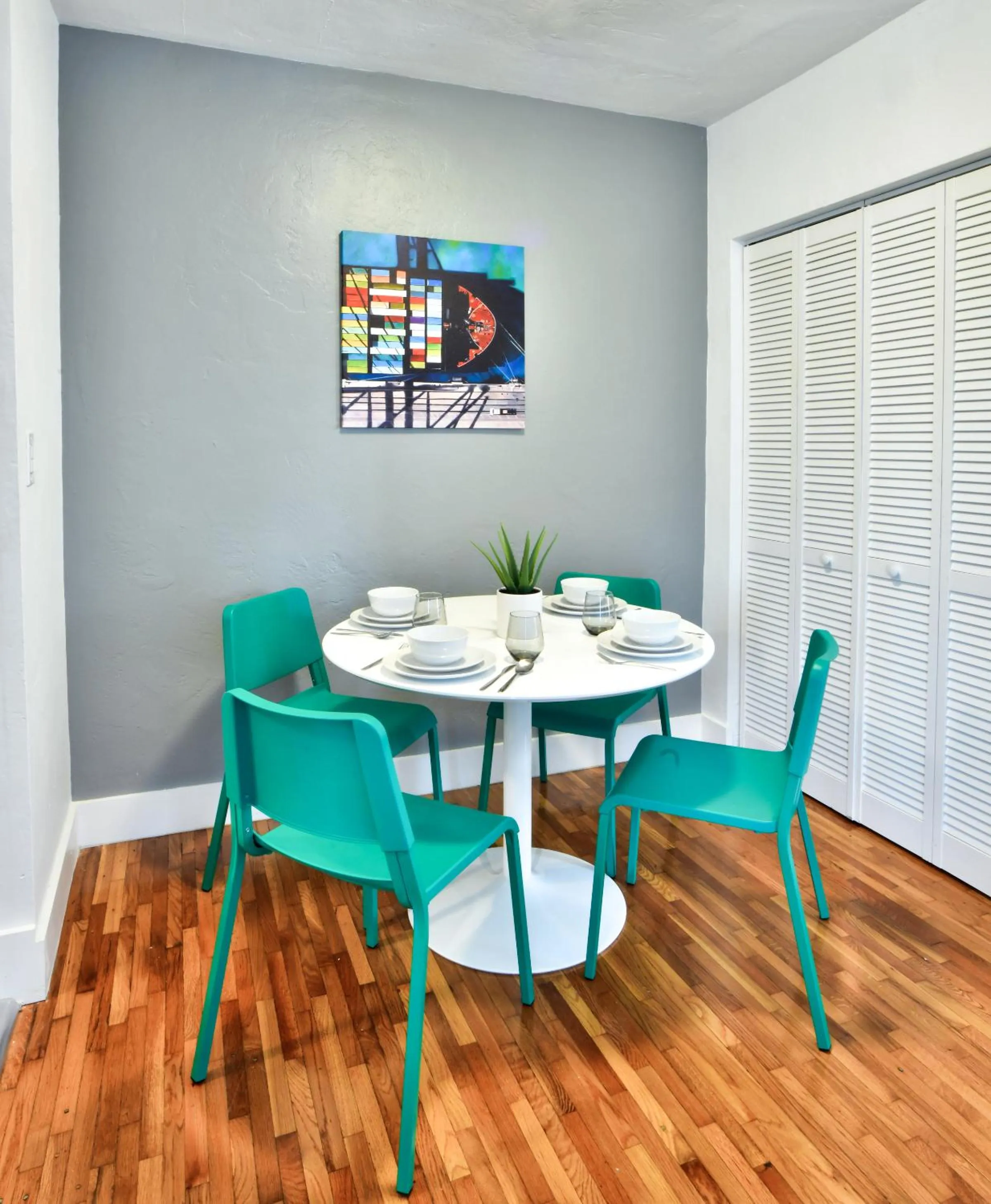 Seating area in Broadwaysuites Downtown By RocketStay