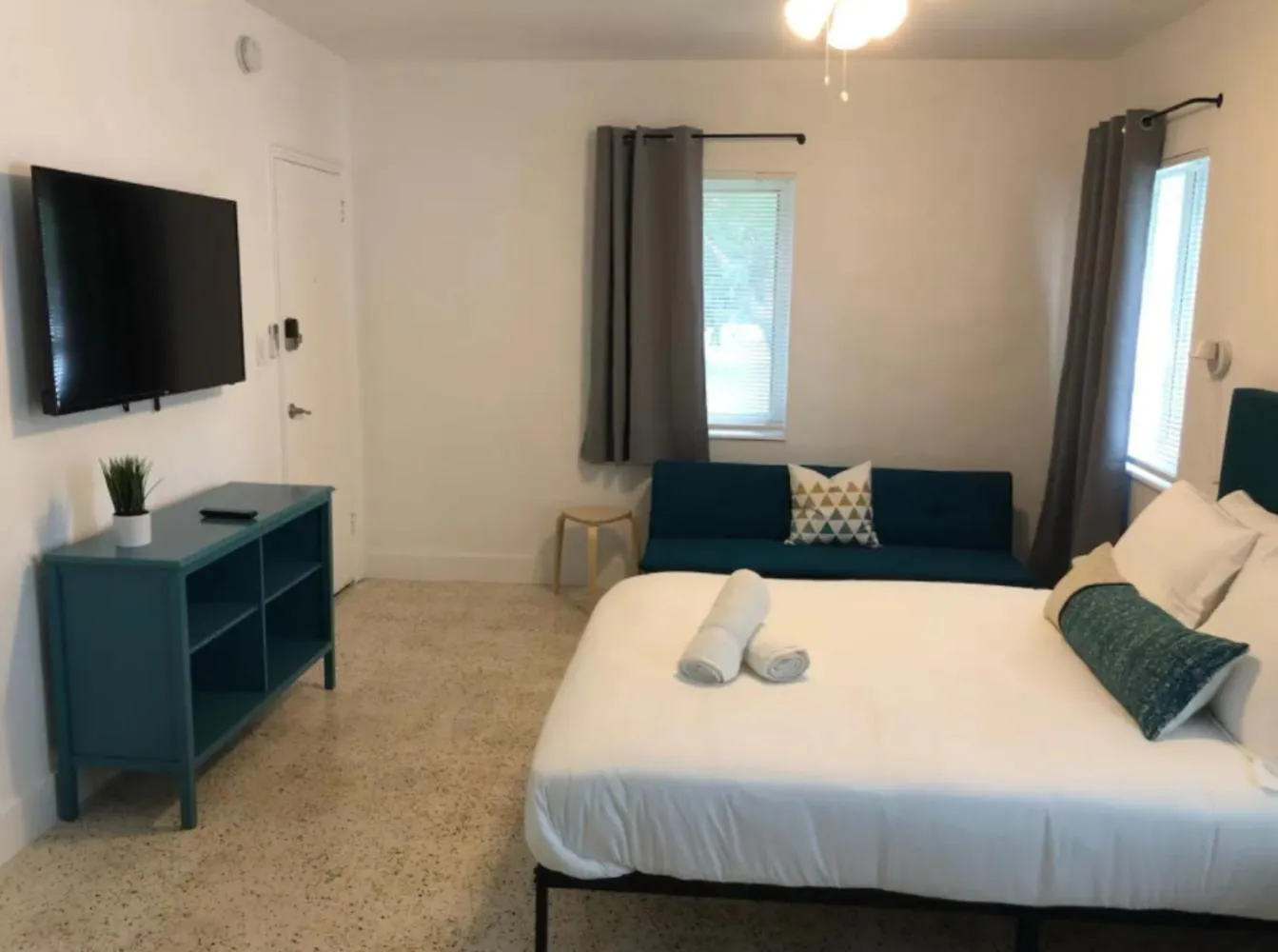 Bed in Broadwaysuites Downtown By RocketStay