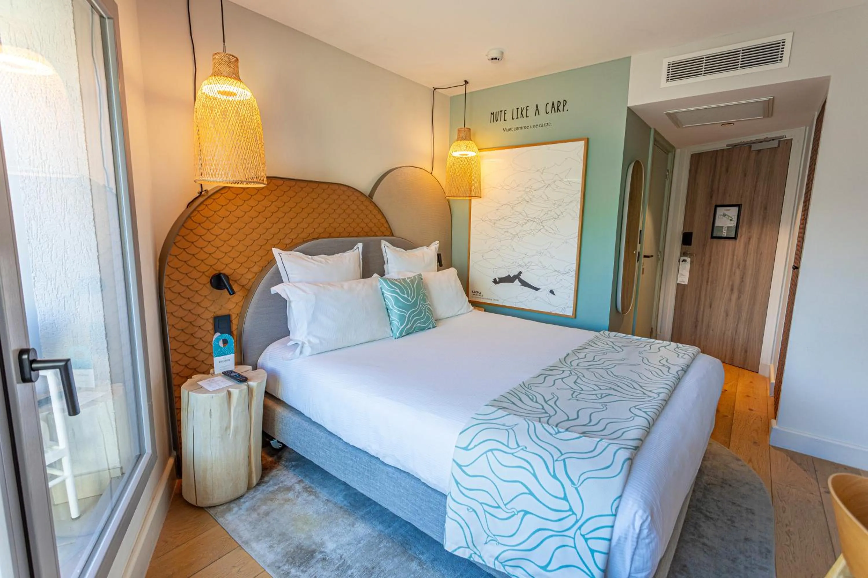 Photo of the whole room, Bed in Black Bass Hotel