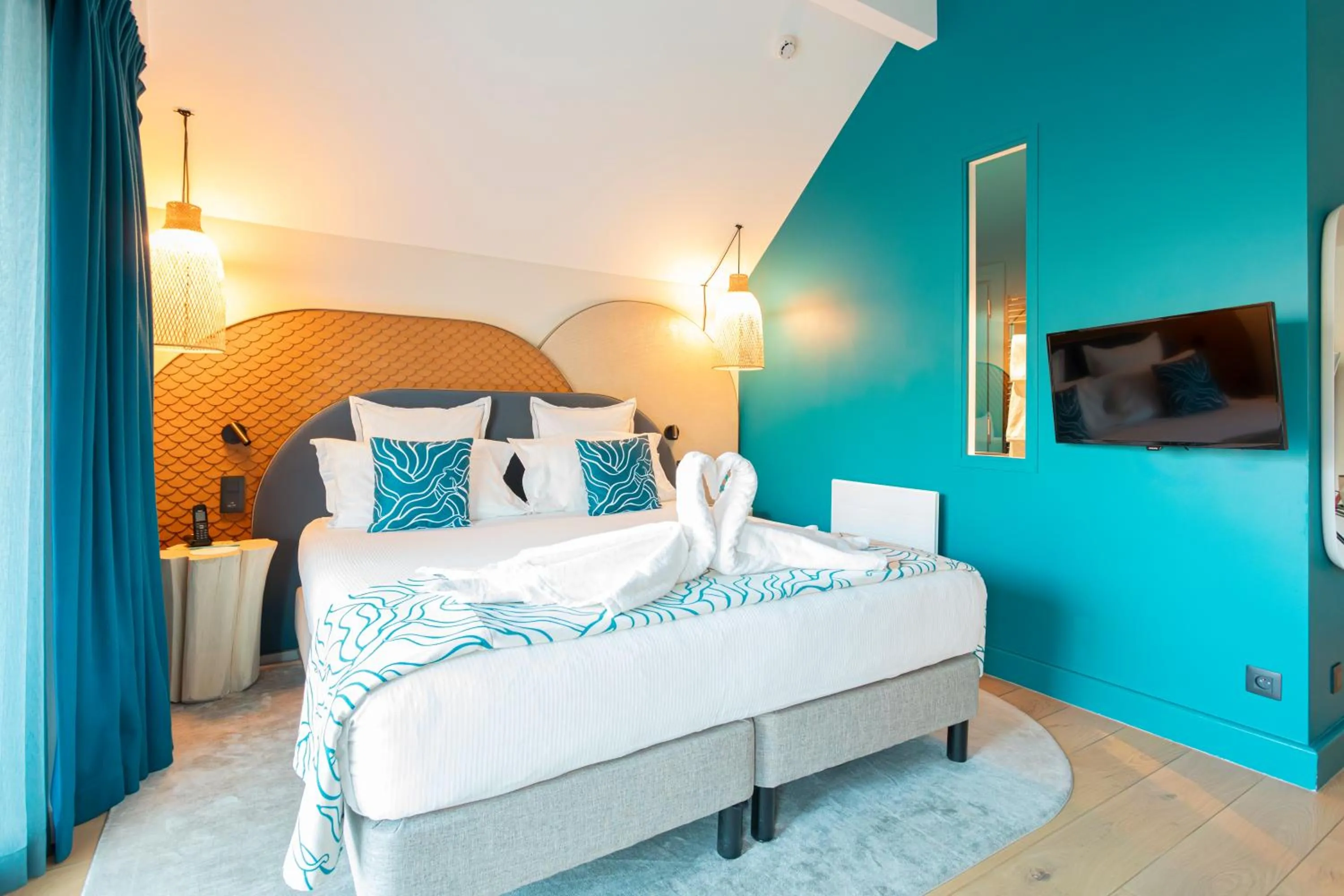 Bed in Black Bass Hotel