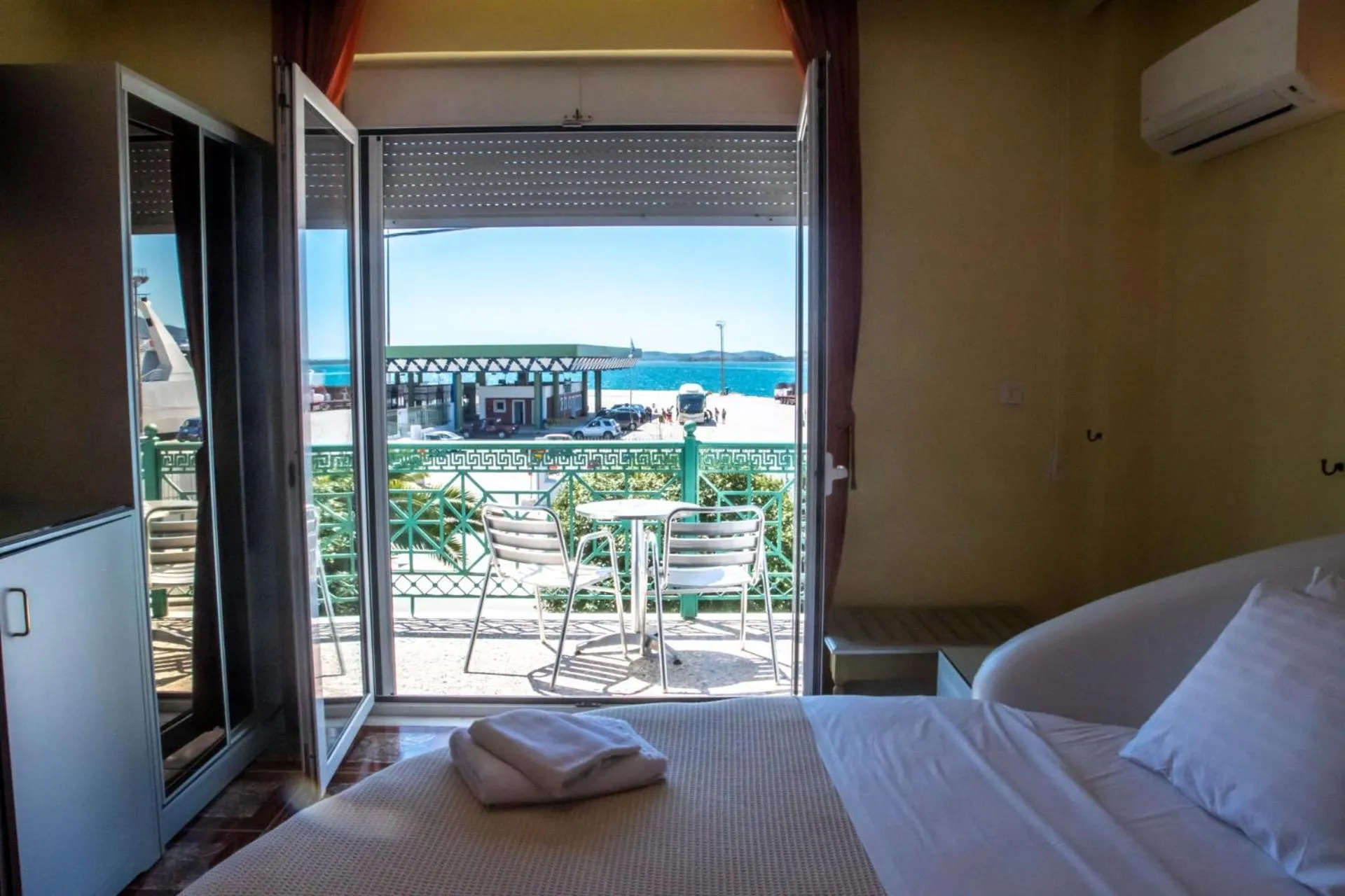 Balcony/Terrace, Bed in Hotel Astoria