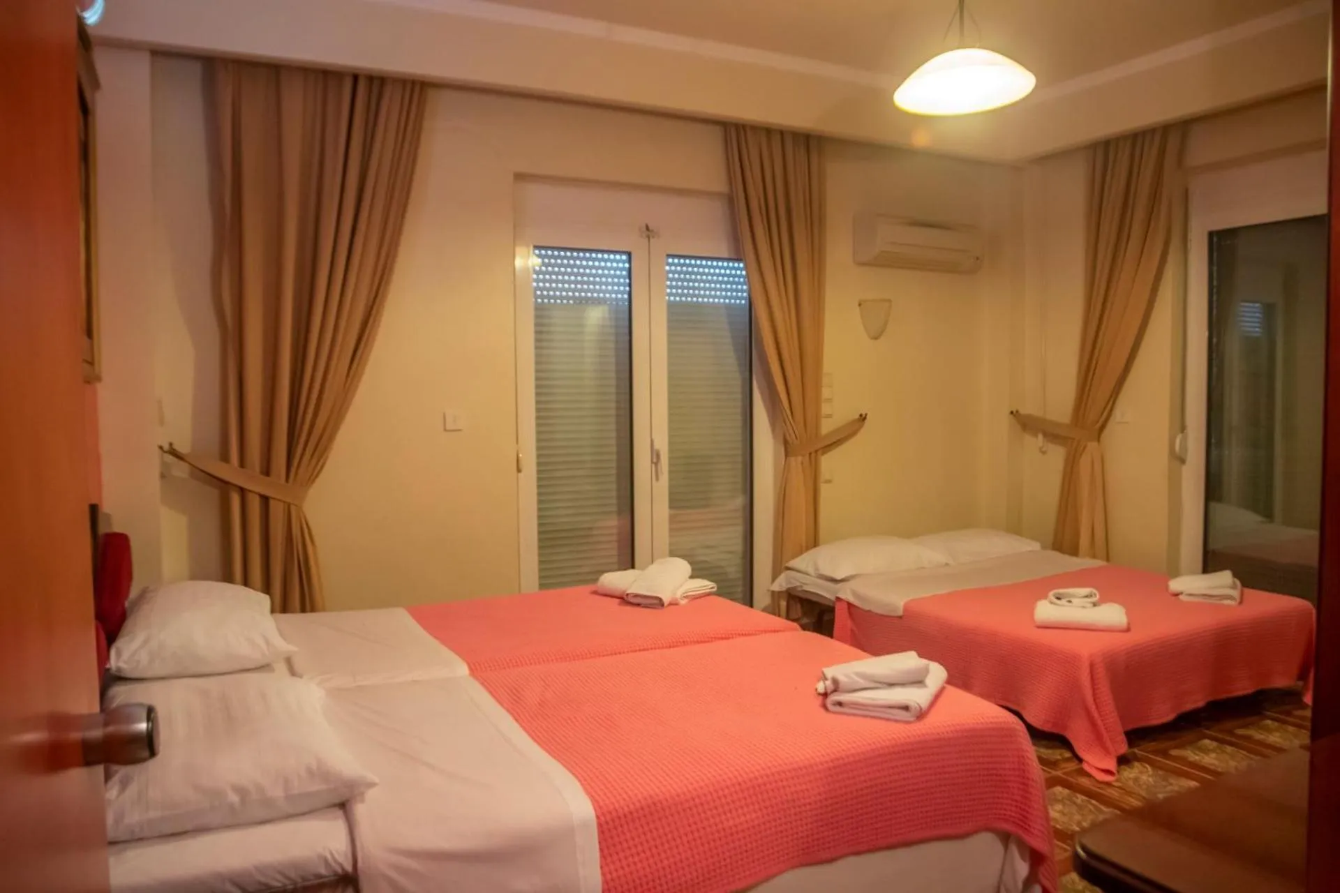 Photo of the whole room, Bed in Hotel Astoria