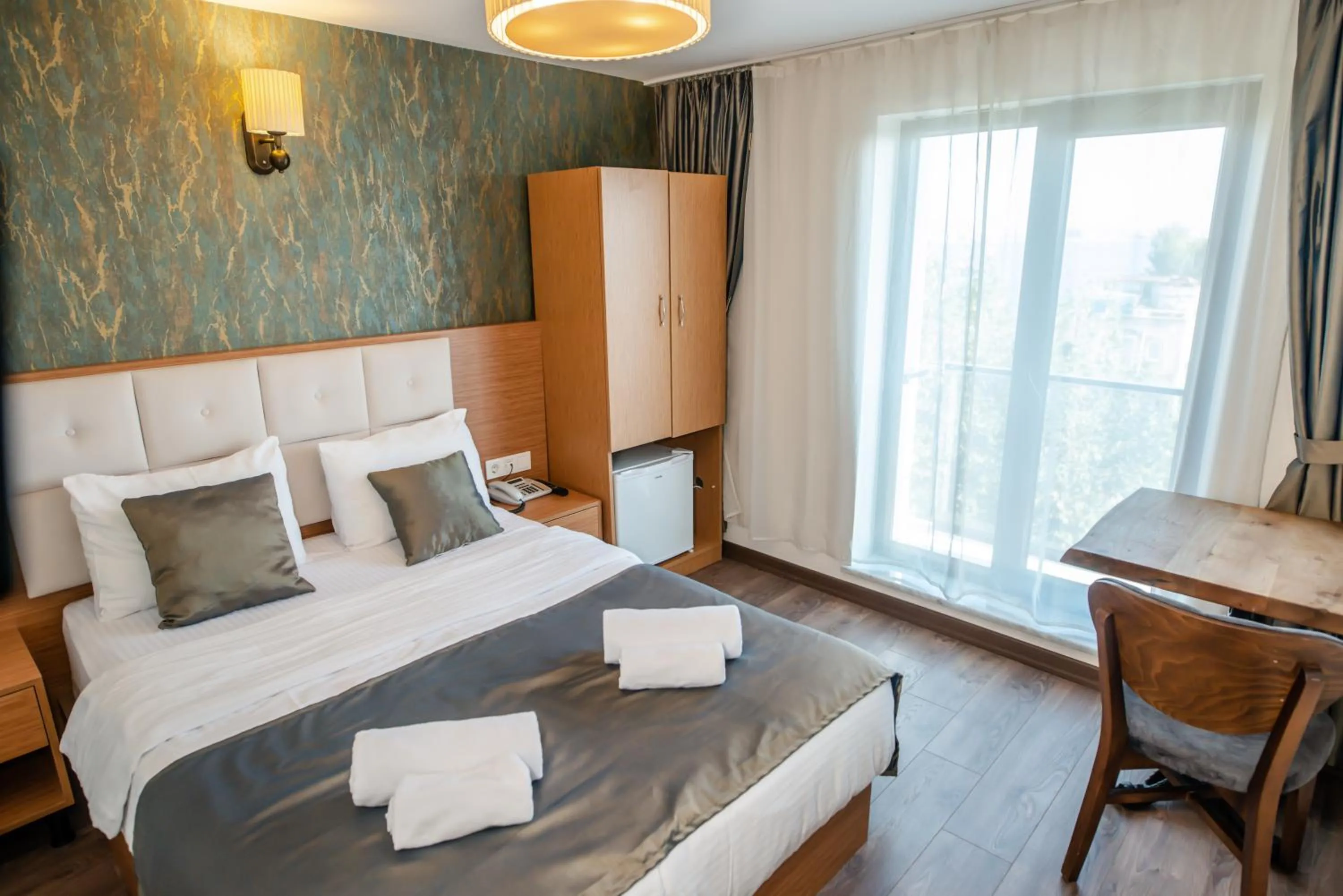 Photo of the whole room, Bed in The Camelot Hotel