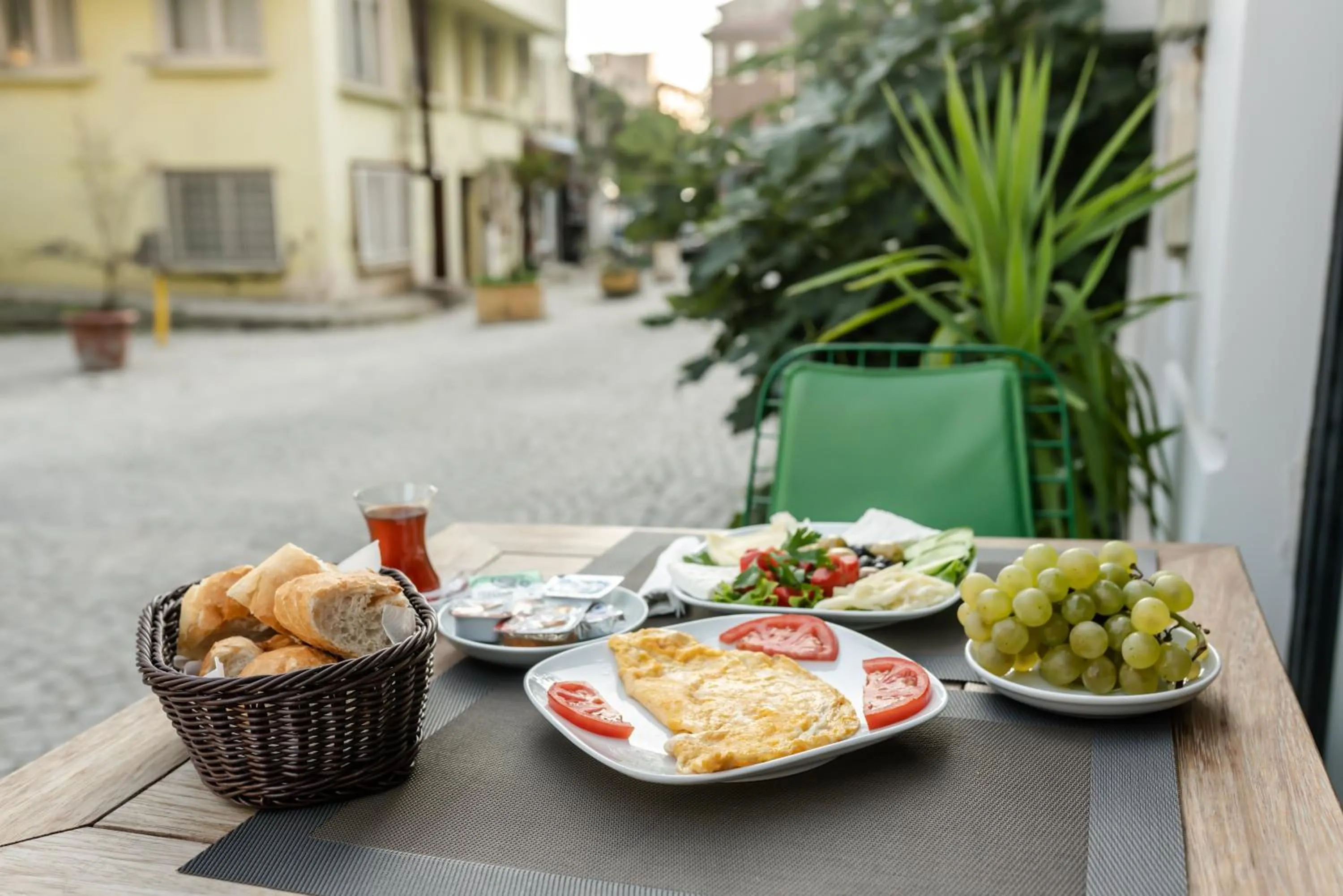 Restaurant/places to eat in The Camelot Hotel