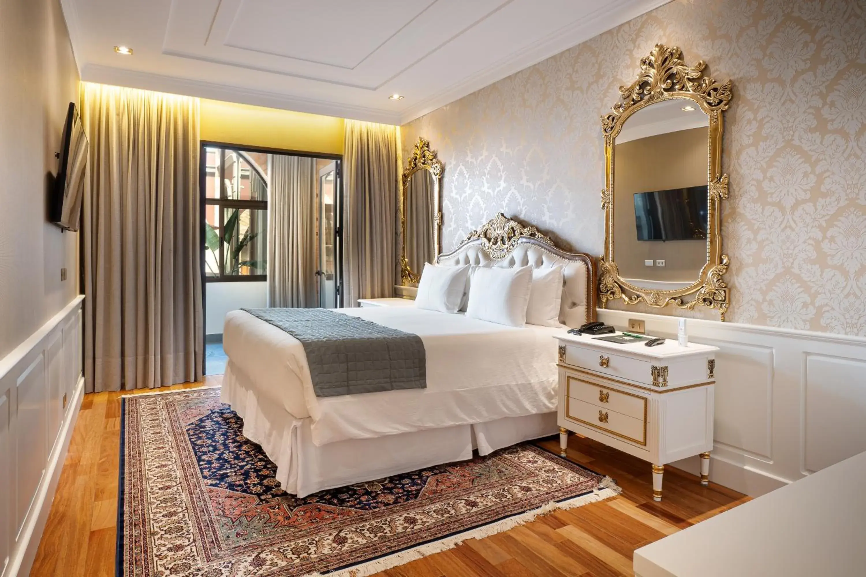 King Suite with Spa Bath in Pousada Luis XV King Suite with Spa Bath in Pousada Luis XV