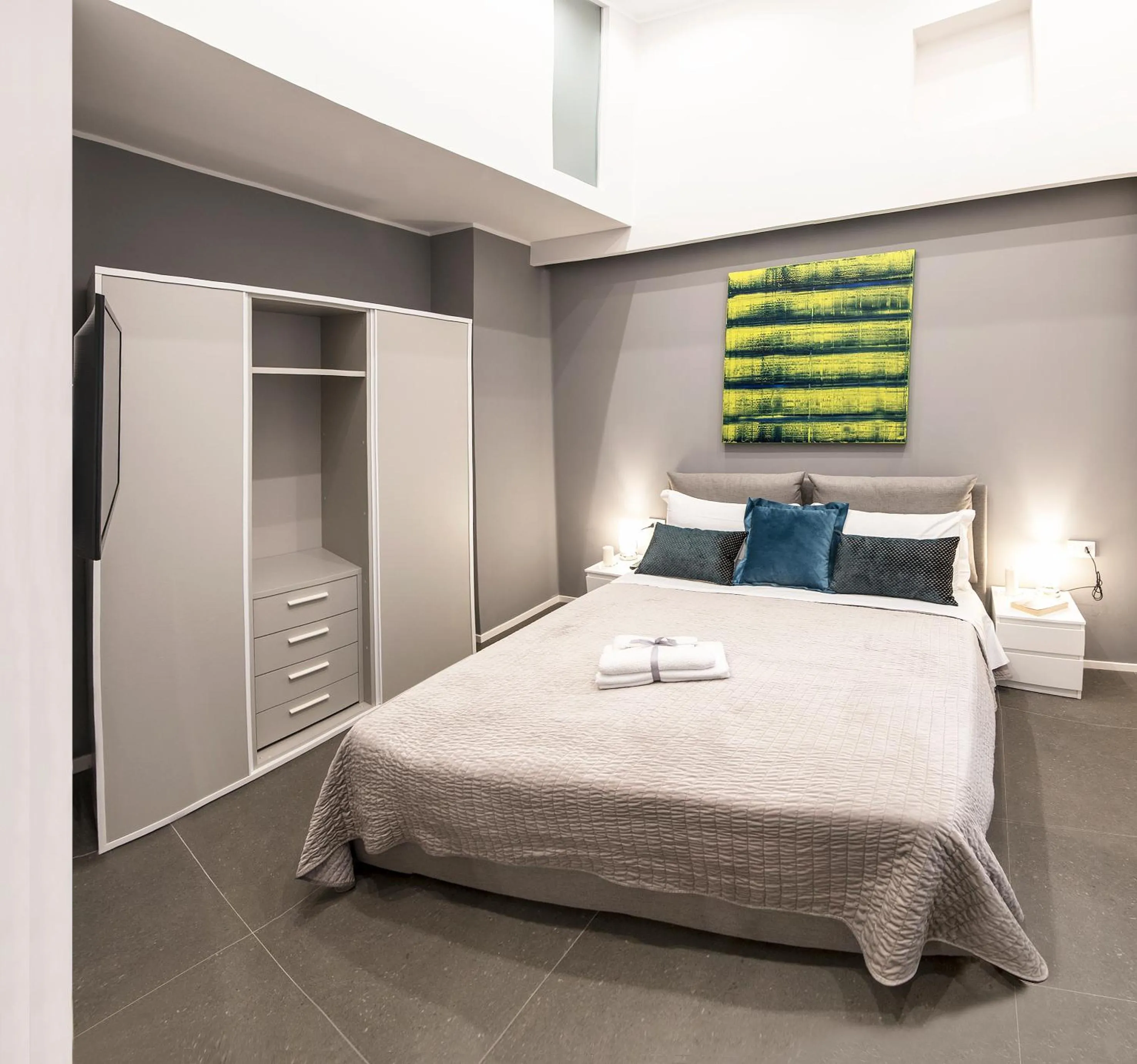 Photo of the whole room, Bed in Three Houses Toledo