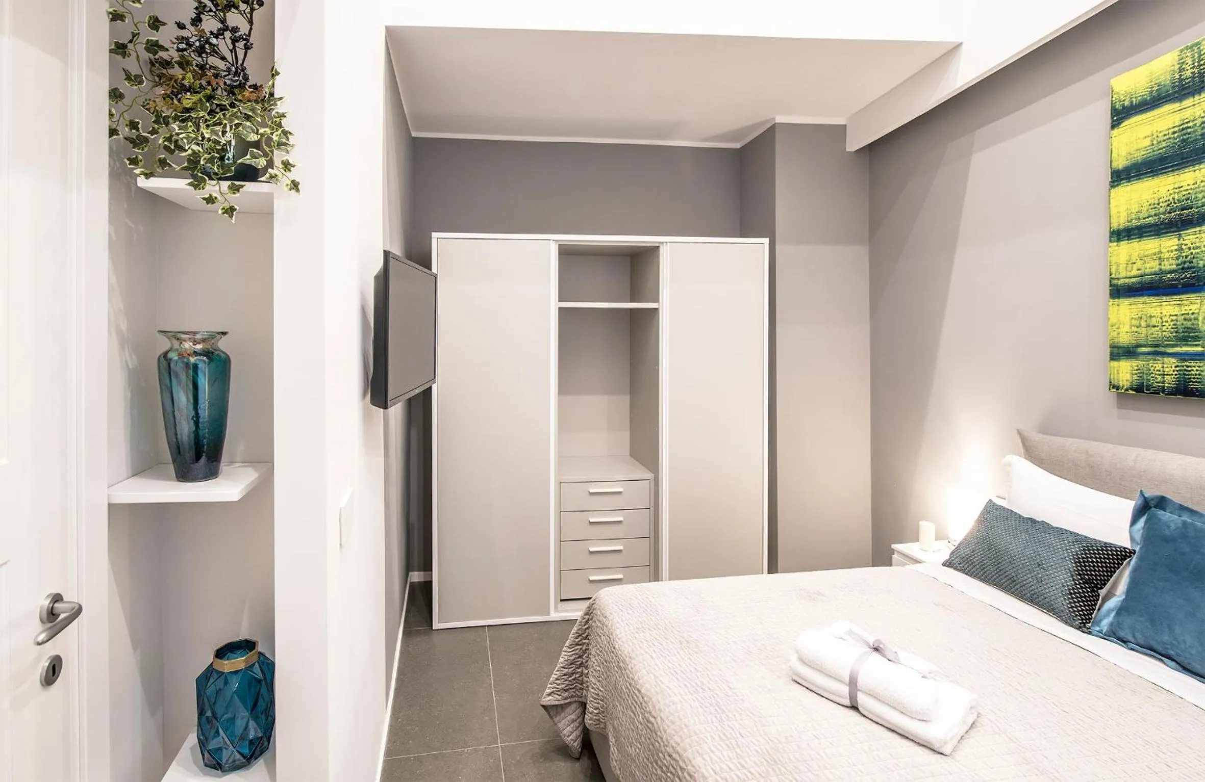 Photo of the whole room, Bed in Three Houses Toledo