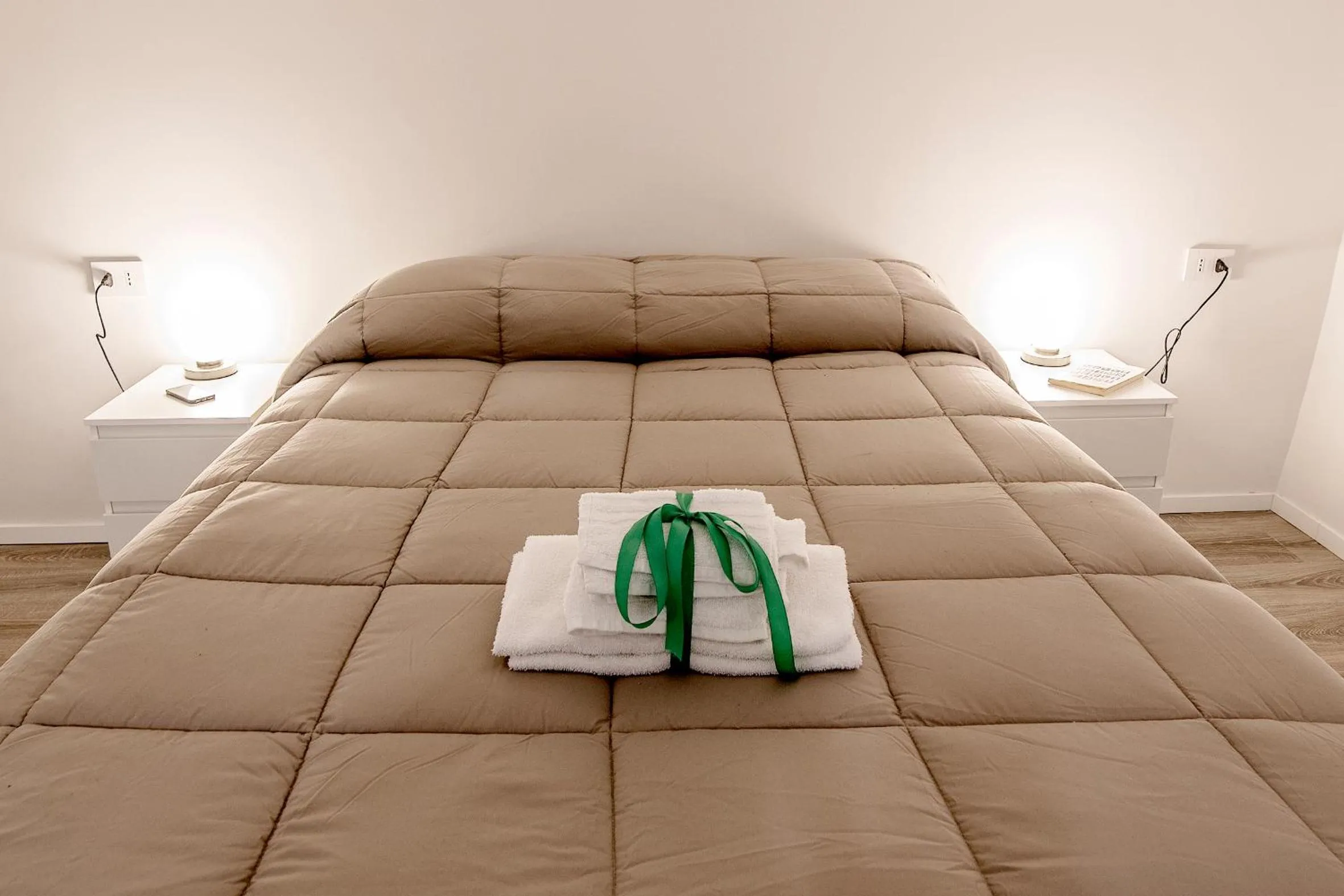 Bedroom, Bed in Three Houses Toledo