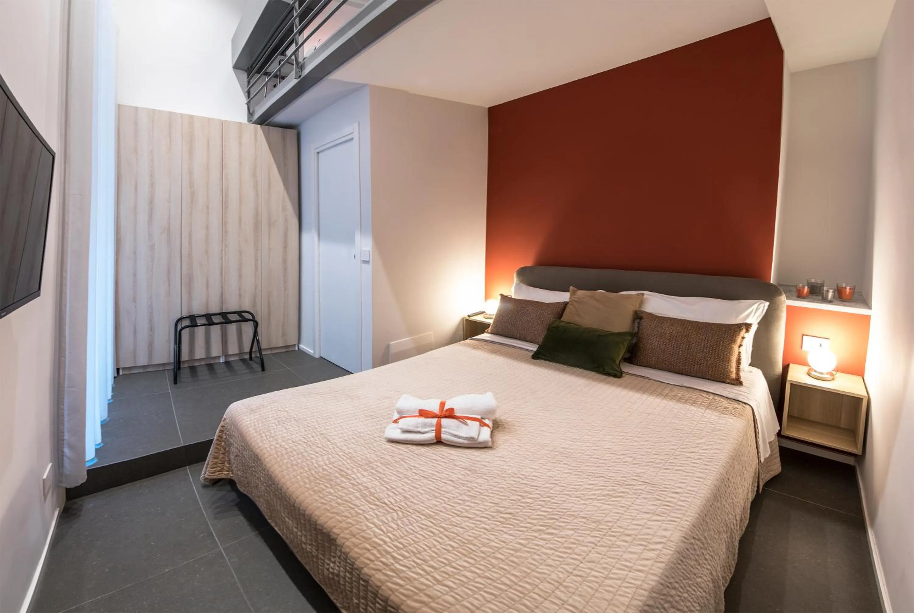 Photo of the whole room, Bed in Three Houses Toledo