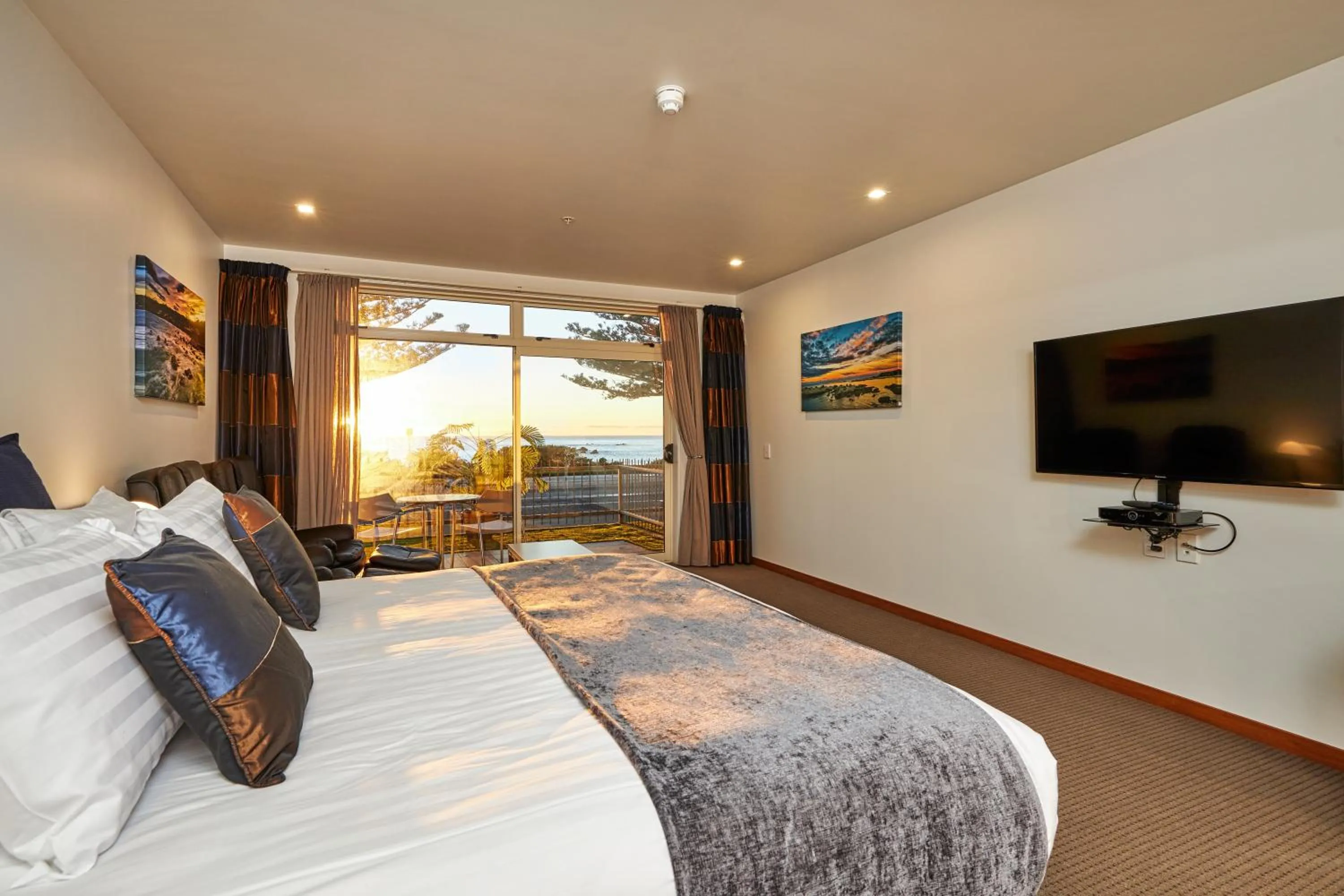 Bed in The White Morph - Heritage Collection