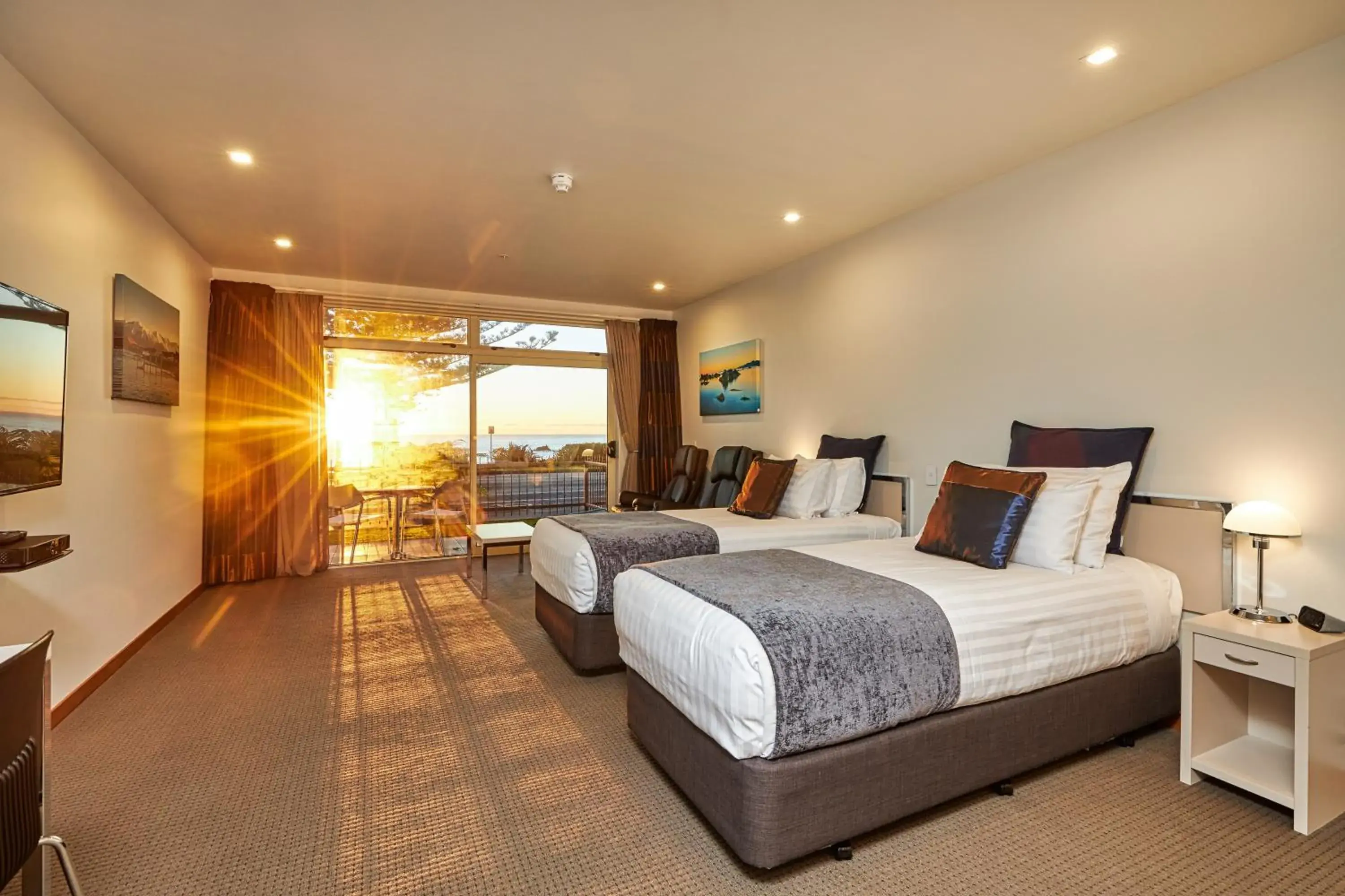 Premium Twin Room with Spa Bath in The White Morph - Heritage Collection Premium Twin Room with Spa Bath in The White Morph - Heritage Collection