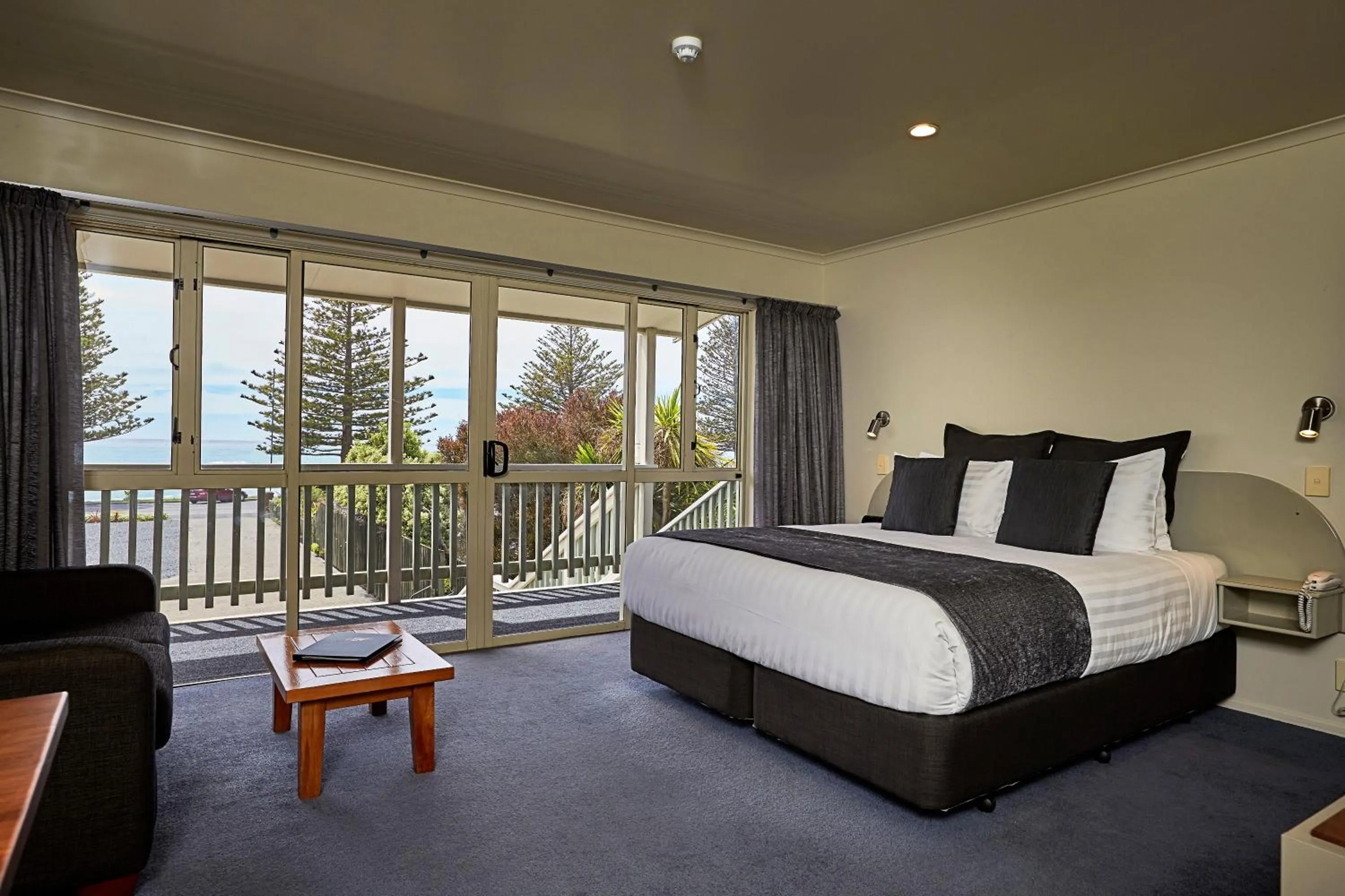 Photo of the whole room, Bed in The White Morph - Heritage Collection