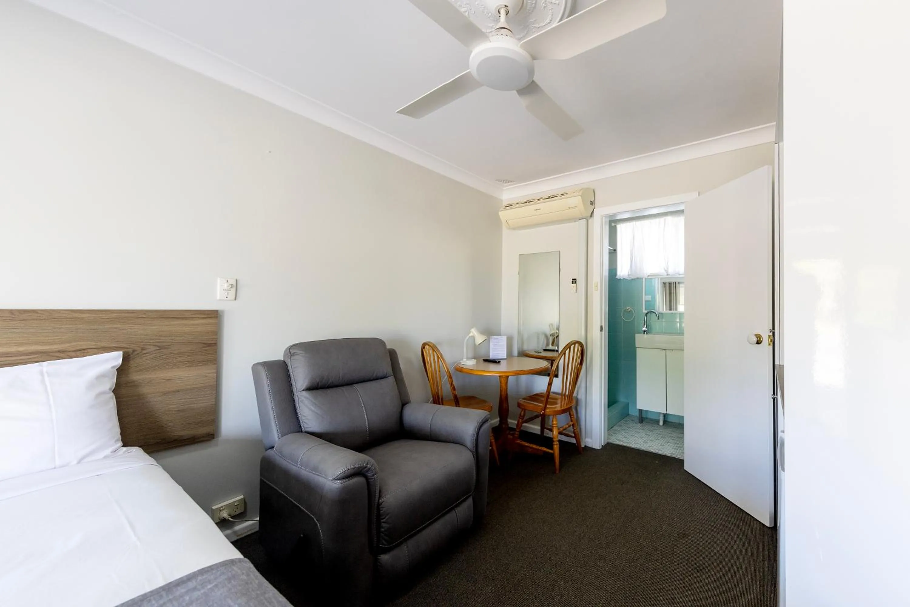Bed in Breeze Inn 13 Princes Highway, Ulladulla