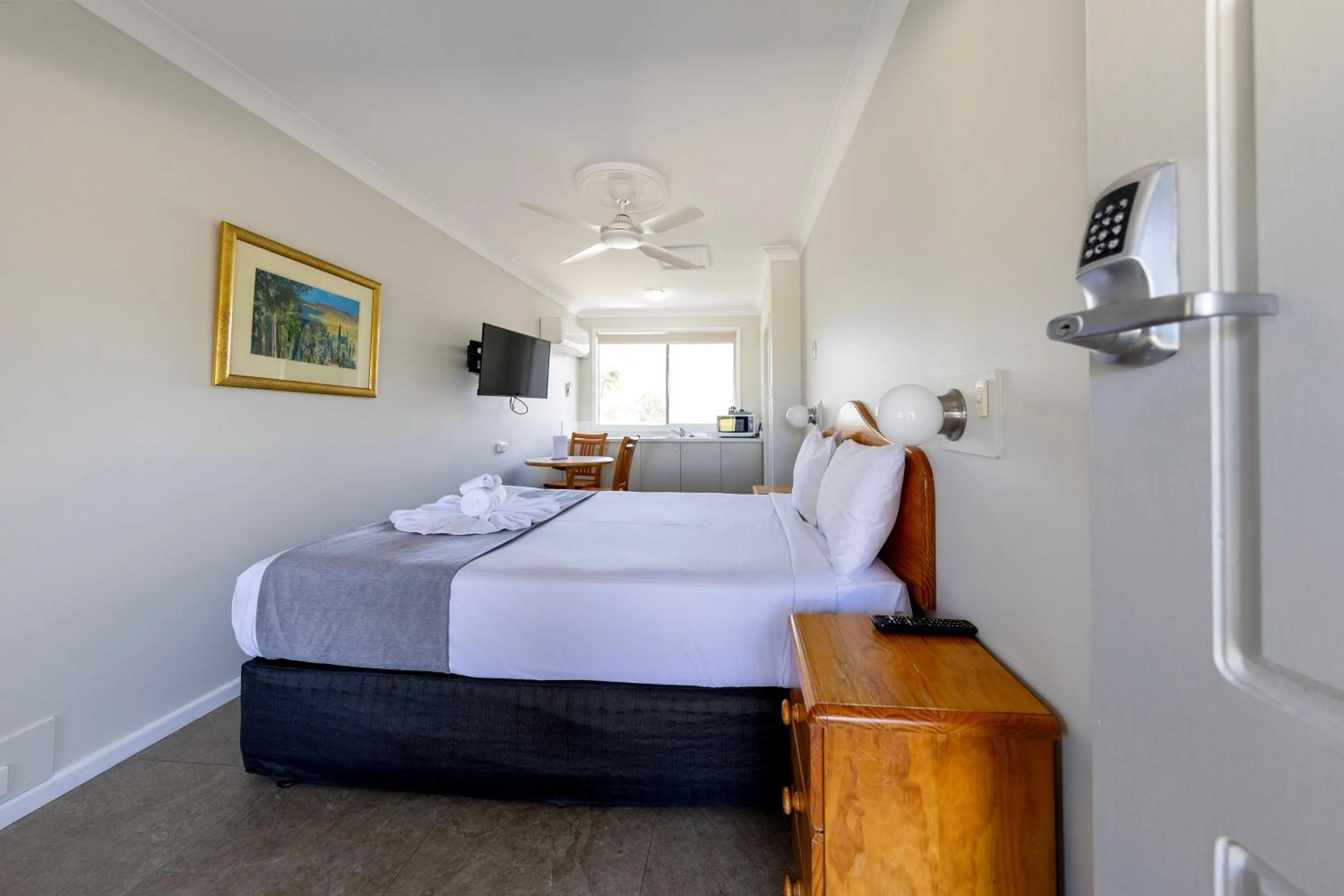 Bed in Breeze Inn 13 Princes Highway, Ulladulla