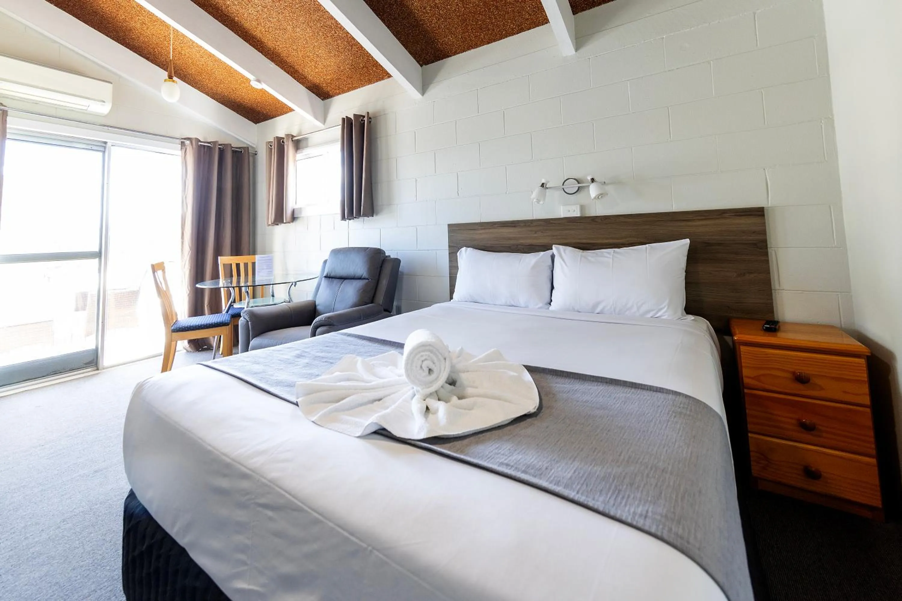 Bed in Breeze Inn 13 Princes Highway, Ulladulla