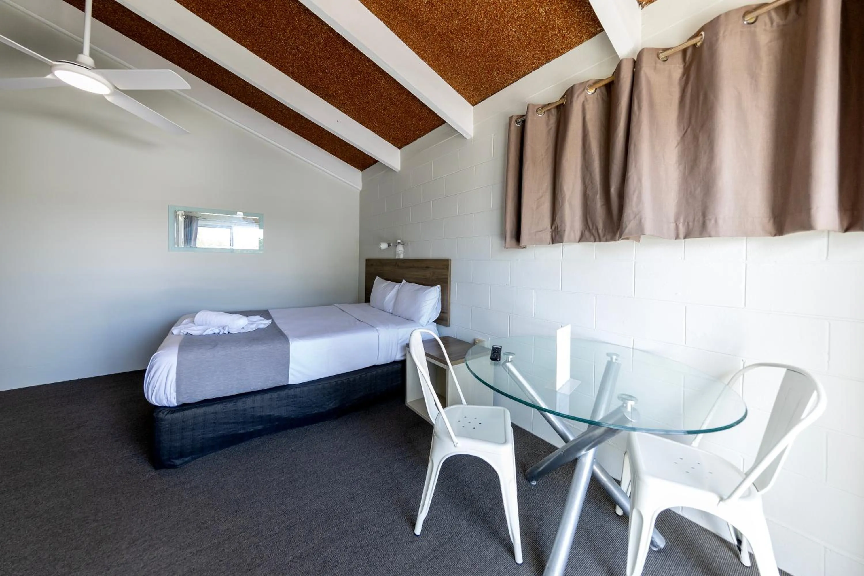 Bed in Breeze Inn 13 Princes Highway, Ulladulla