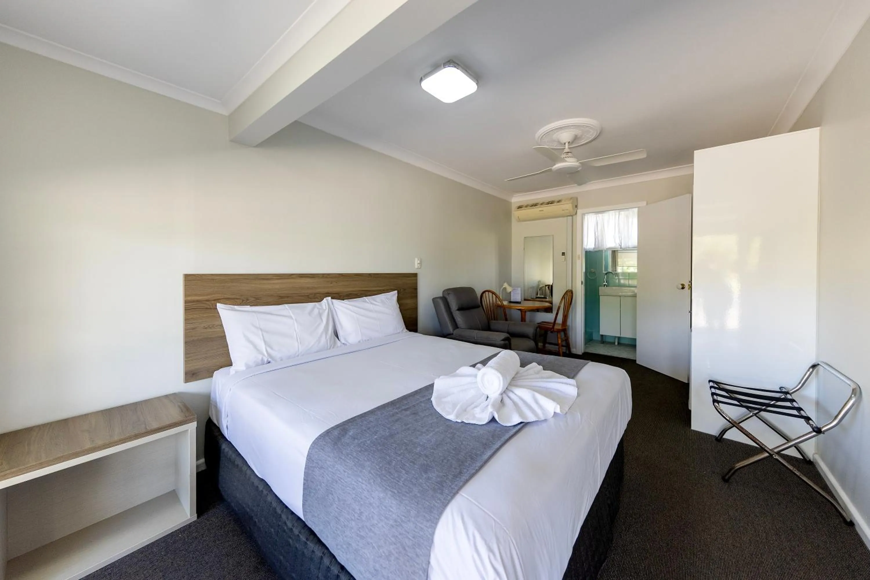 Bed in Breeze Inn 13 Princes Highway, Ulladulla