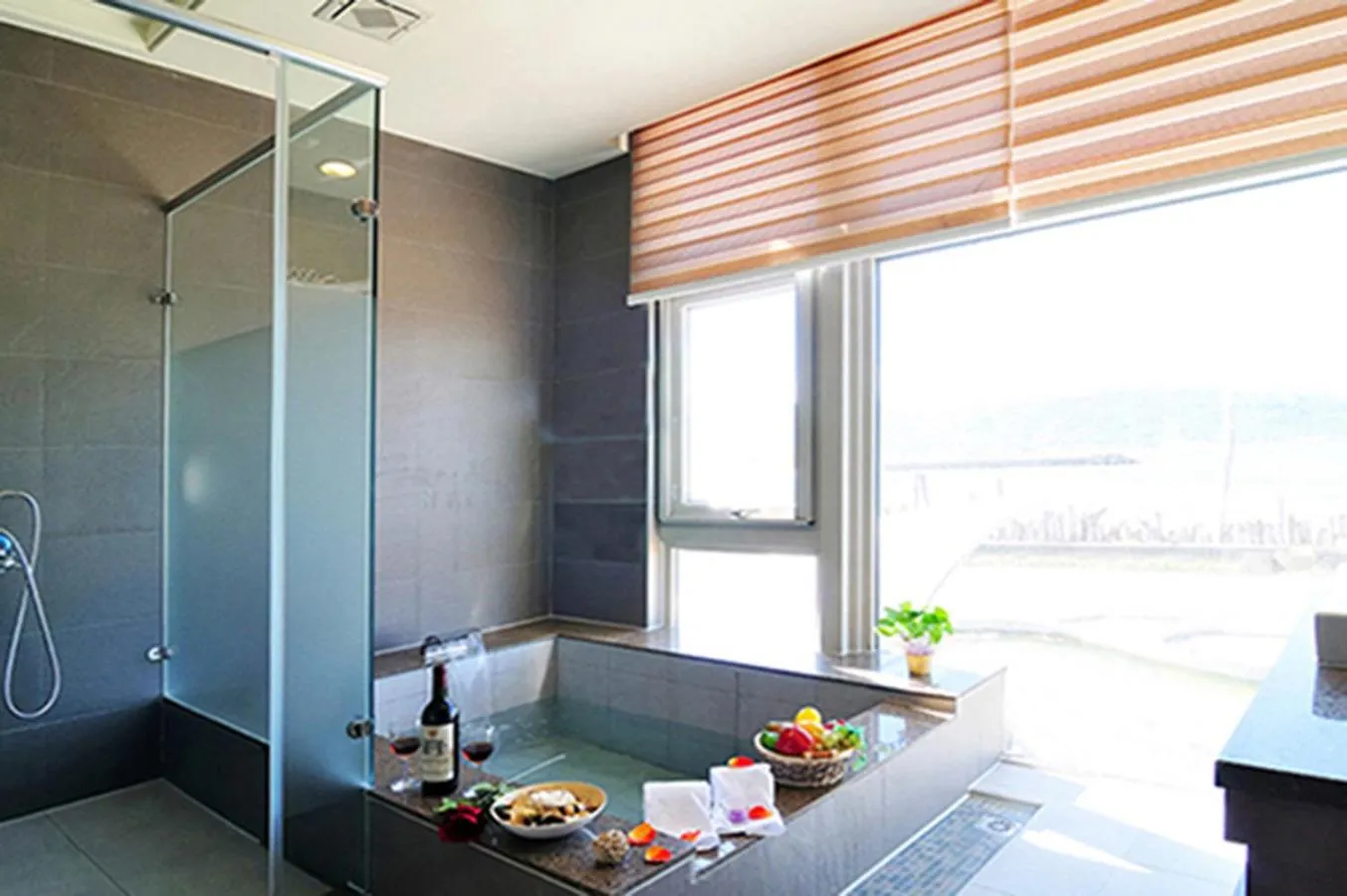 Bathroom in JinShan Sakura Bay Hot Spring Hotel