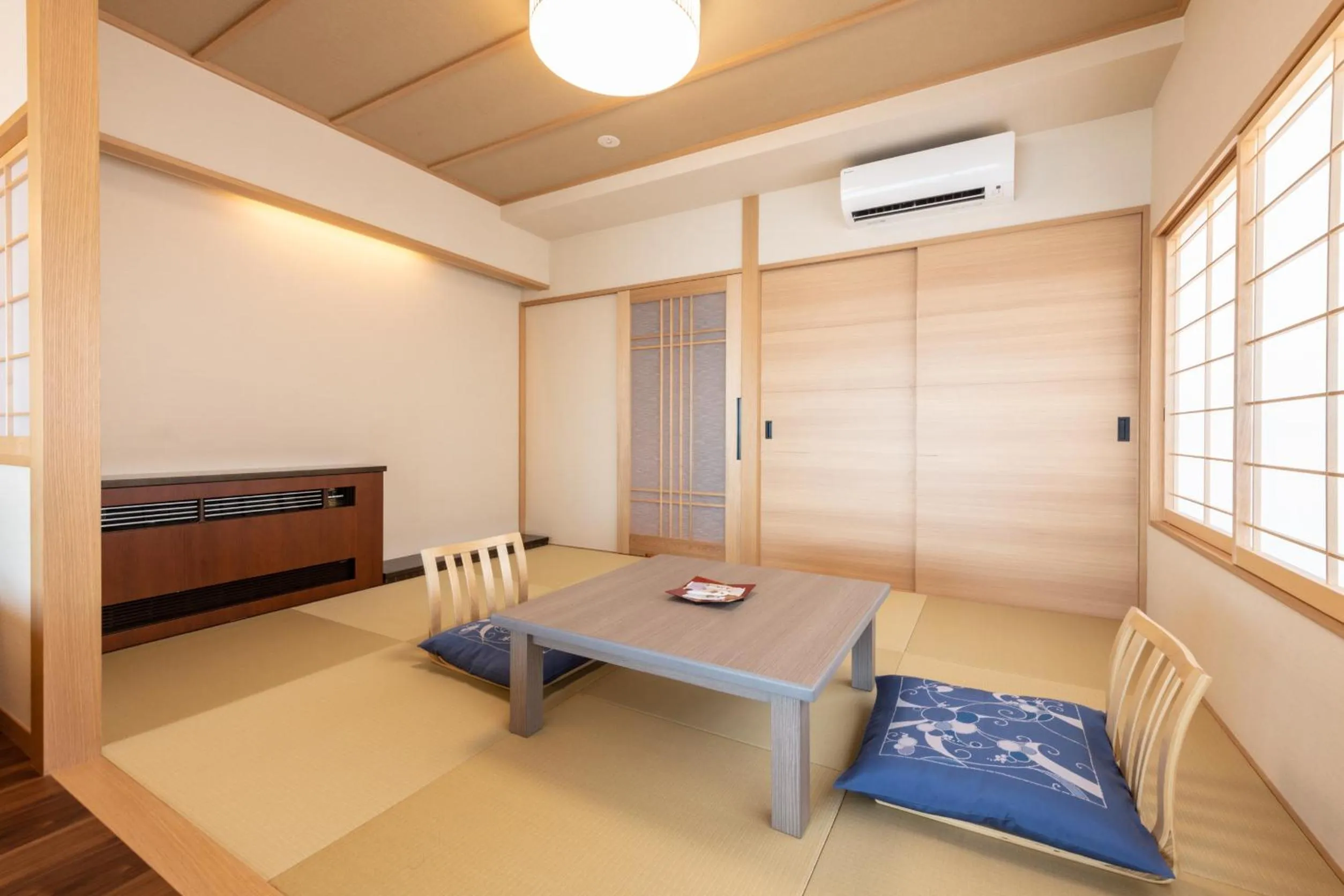 Photo of the whole room, Bed in Inatori Tokai Hotel Yuen