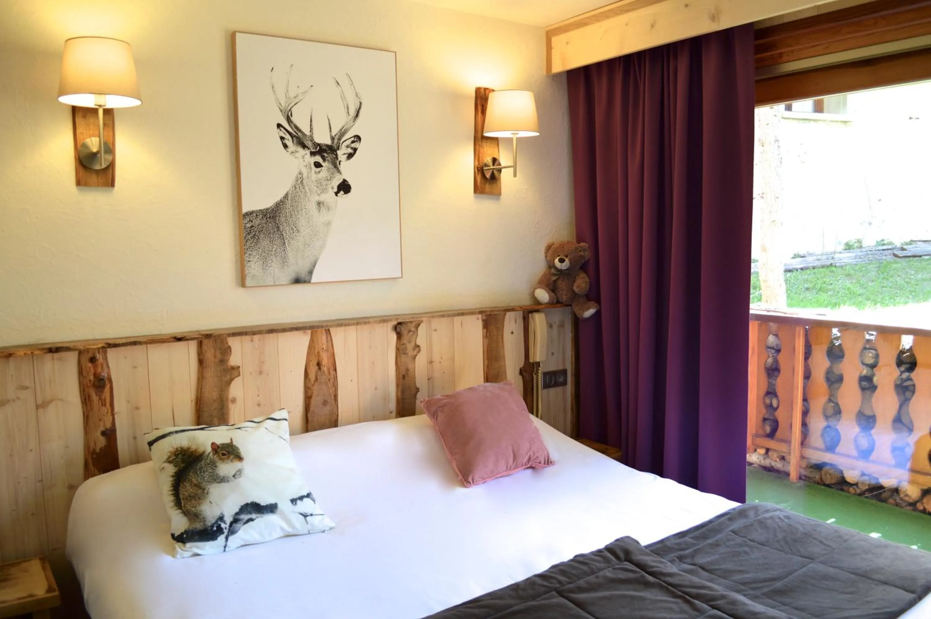 Bedroom in Hôtel Serre Palas