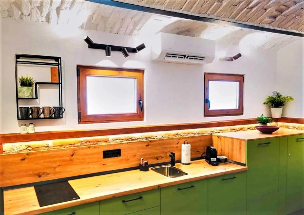 Kitchen or kitchenette in T House