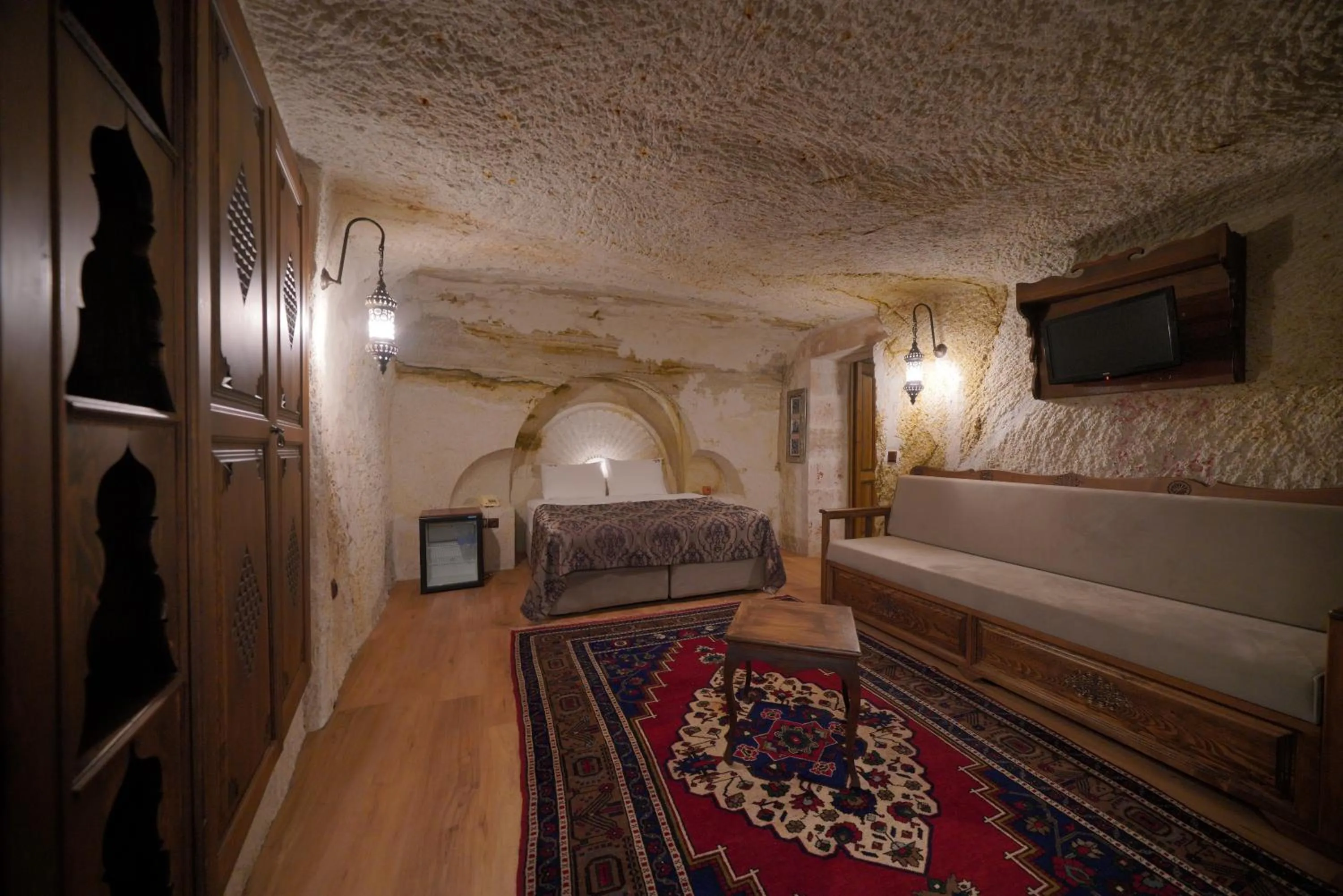 Photo of the whole room, Bed in Fairyland Cave Hotel